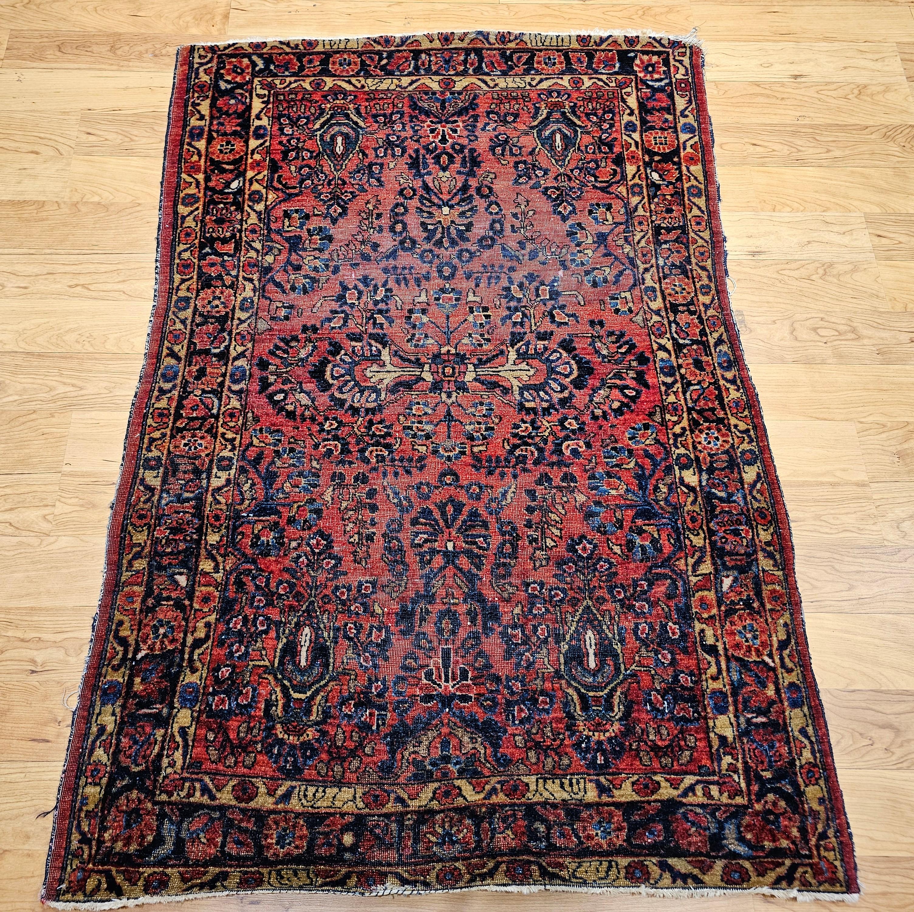 Dieser elegante handgeknüpfte persische Sarouk-Teppich aus dem ersten Viertel des 20. Jahrhunderts zeigt ein klassisches florales Allover-Muster, das meisterhaft in satten, harmonischen Farbtönen gewebt wurde.

Vor dem Hintergrund eines warmen und