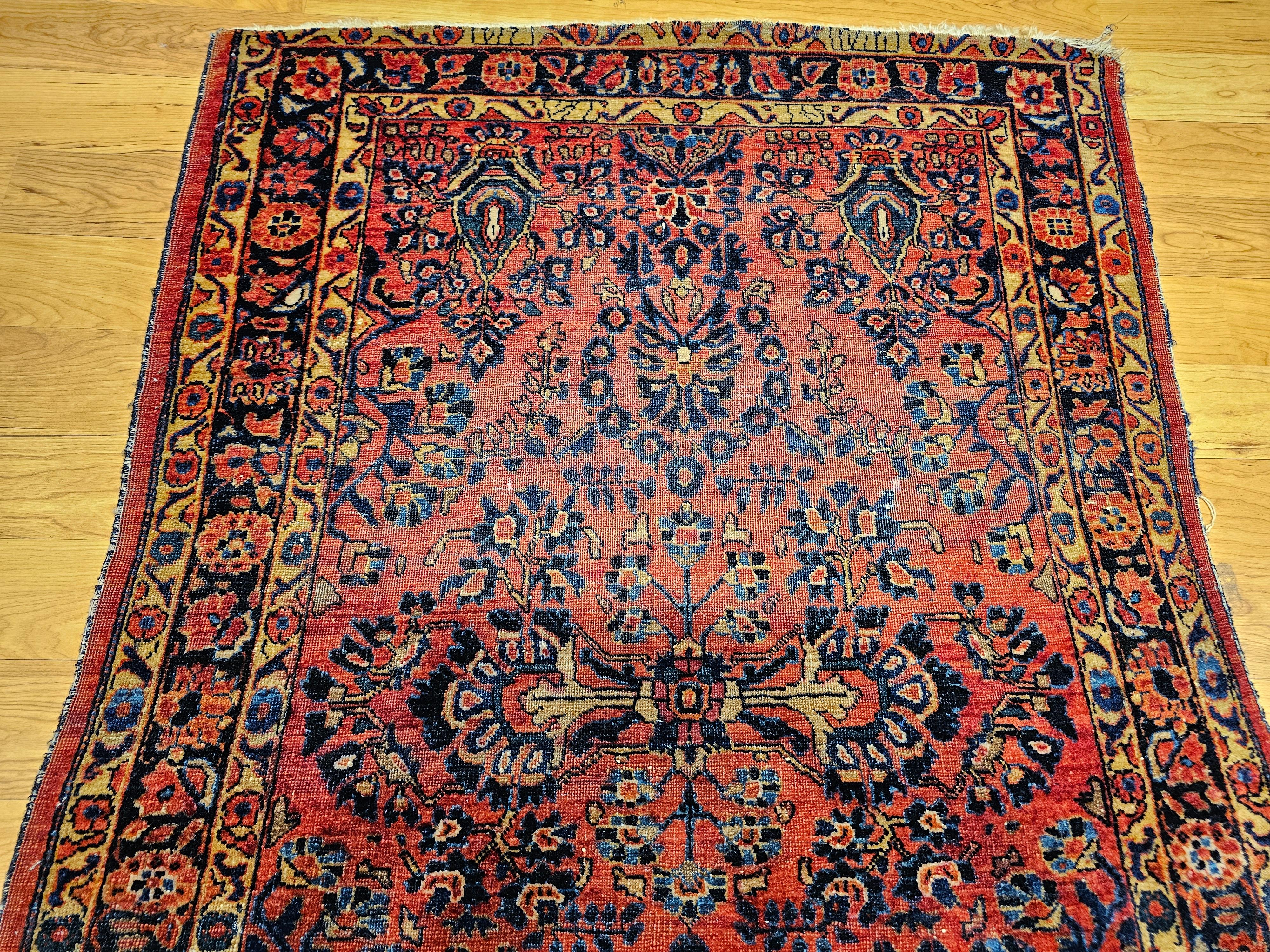 Persischer Sarouk-Teppich des frühen 20. Jahrhunderts - Allover-Blumenmuster in Rot, Marine (Wolle) im Angebot