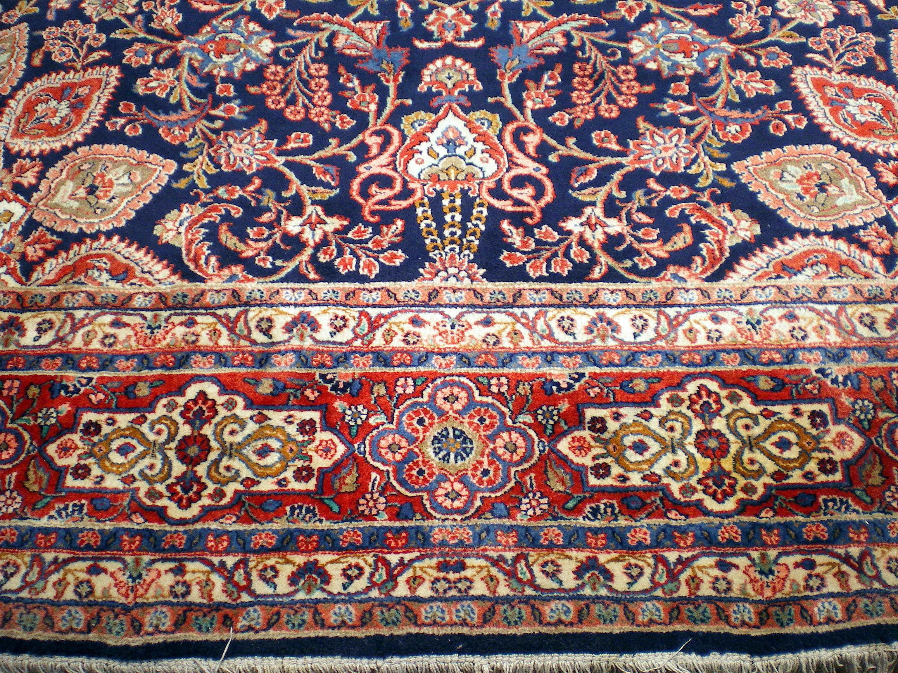 Vintage Persian Sarouk. Aus sehr hochwertiger Wolle gewebt.
Die Farben und Texturen sind im Laufe der Jahre weicher geworden. Für einen Weber würde dies einige Jahre in Anspruch nehmen. Dieses Exemplar hat ein Shahabbasi-Design, das auch als Ardabil