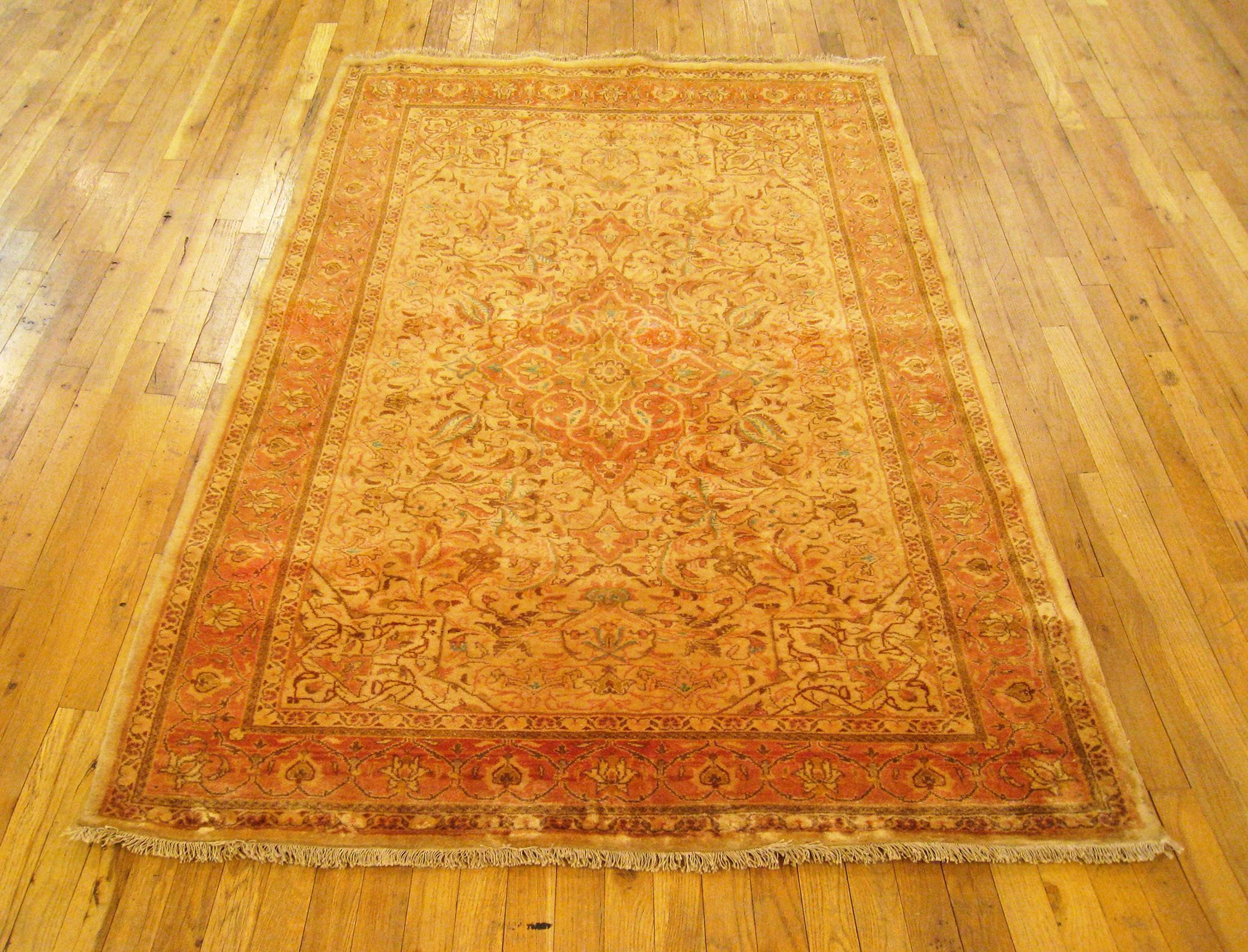 Vintage Persian Sarouk Oriental Rug, circa 1945, Small size

A vintage Persian Sarouk oriental rug, size 6'8