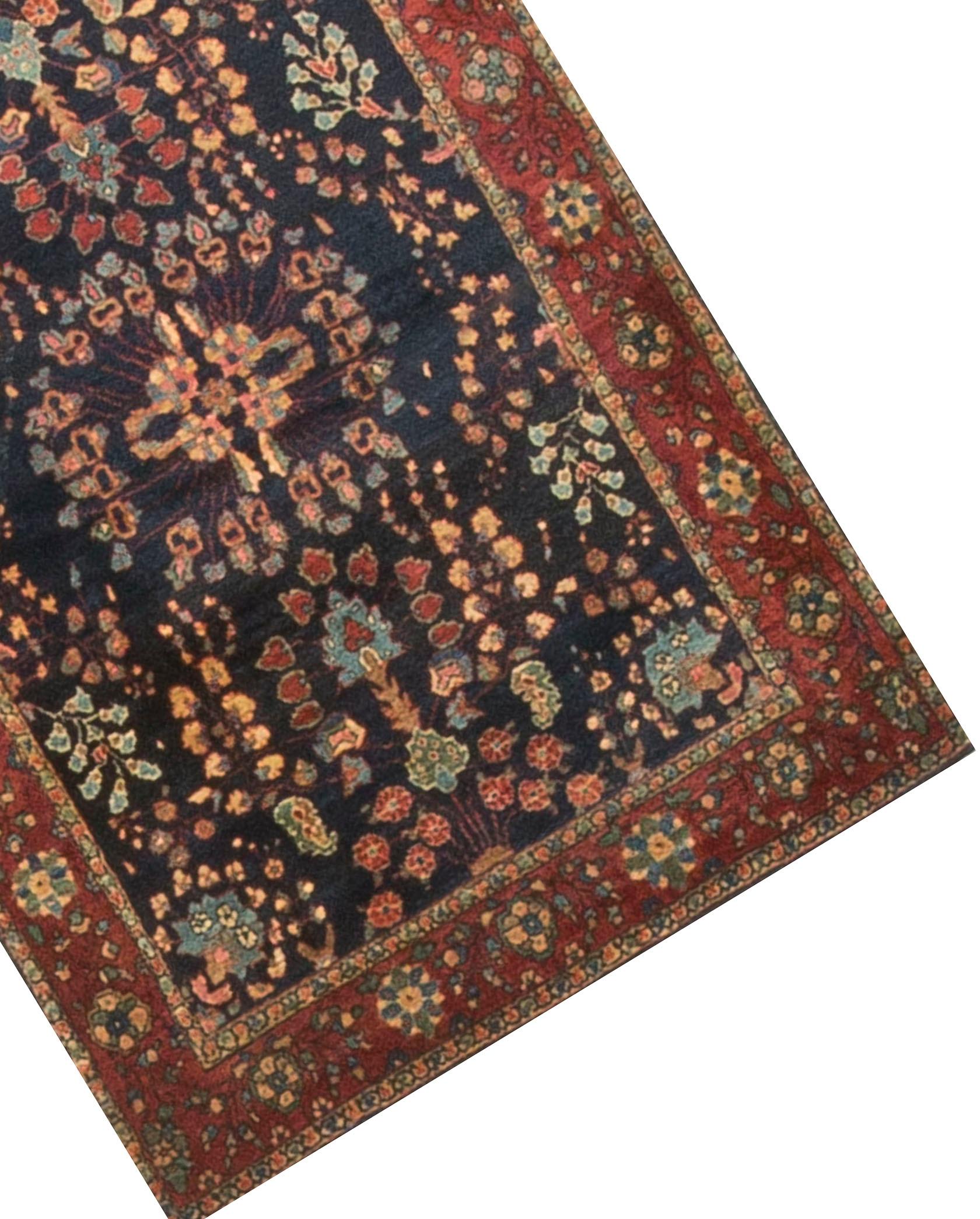 Le champ principal dramatique de ce petit sarouk persan des années 1940 brillera dans n'importe quel décor. La bordure rouge plus douce met en valeur les glorieux motifs floraux du champ du tapis.

 
