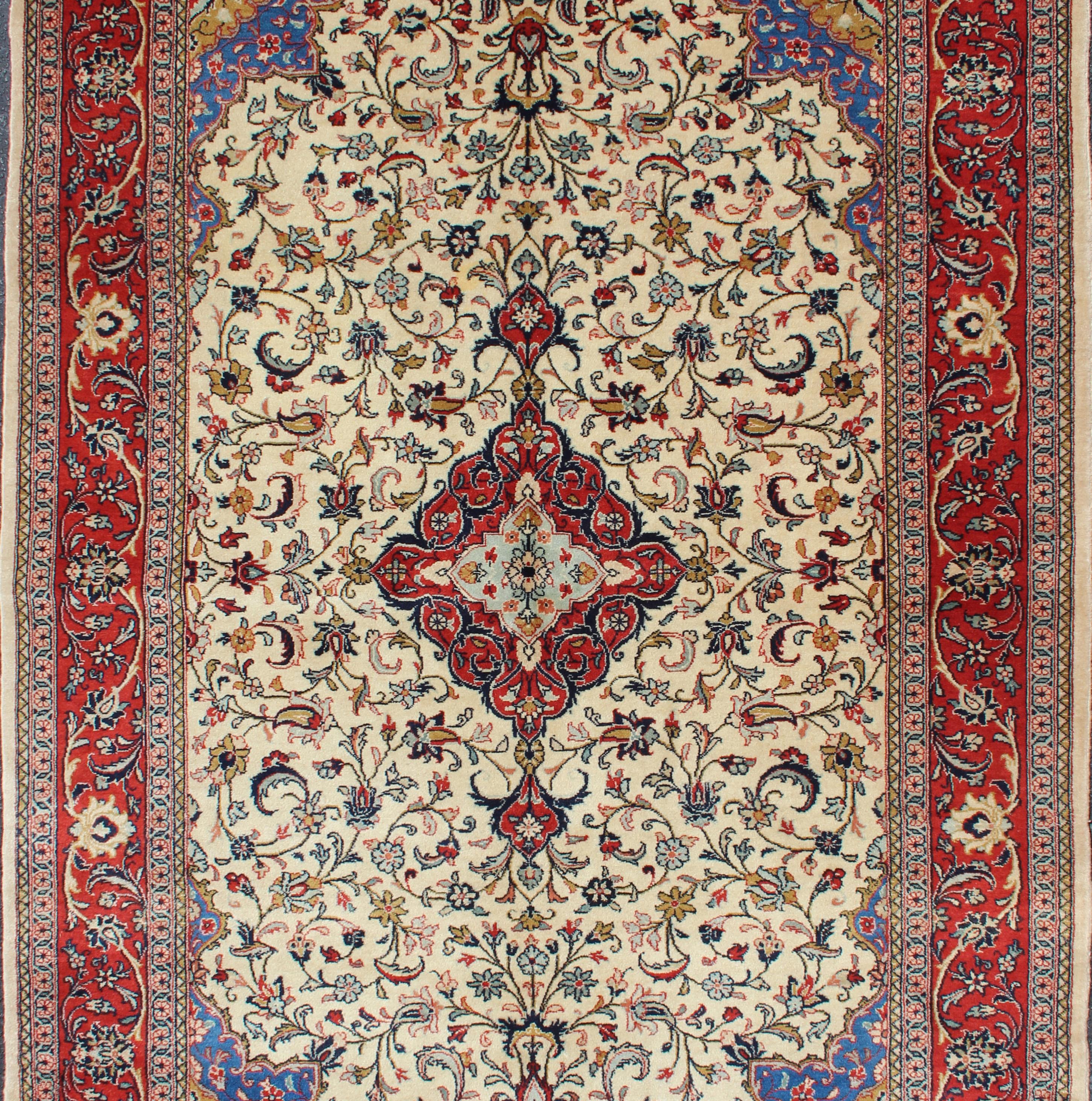 Persian Tabriz vintage rug with all-over Floral design and small medallion in cream, blue and red. Rug 10-KE-302, country of origin / type: Iran / Sarouk, circa 1950s.
This finely woven mid-20th century Tabriz rug represents one of the best in the