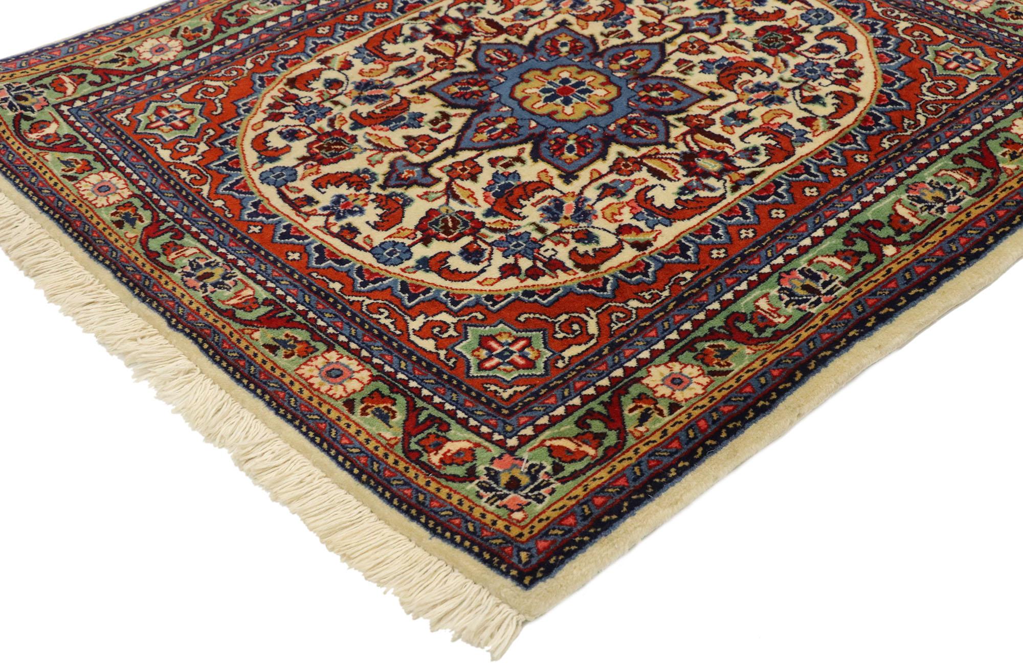 75657 Tappeto persiano vintage Sarouk Scatter con stile tradizionale americano. Ricco di colori e dalla bellezza ammaliante, questo tappeto Sarouk vintage in lana annodato a mano incarna magnificamente lo stile tradizionale americano. Presenta un