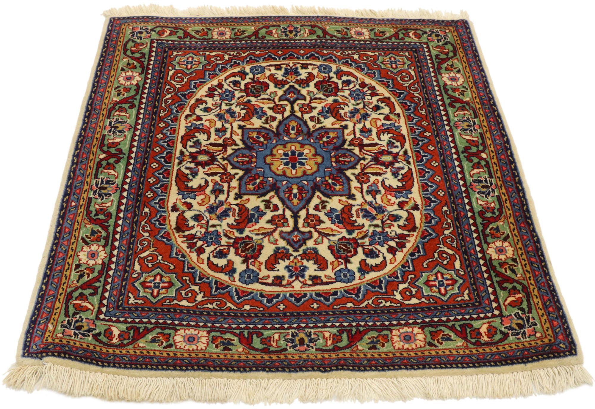 Mouvement esthétique Tapis persan Sarouk vintage à grappes avec style traditionnel américain en vente