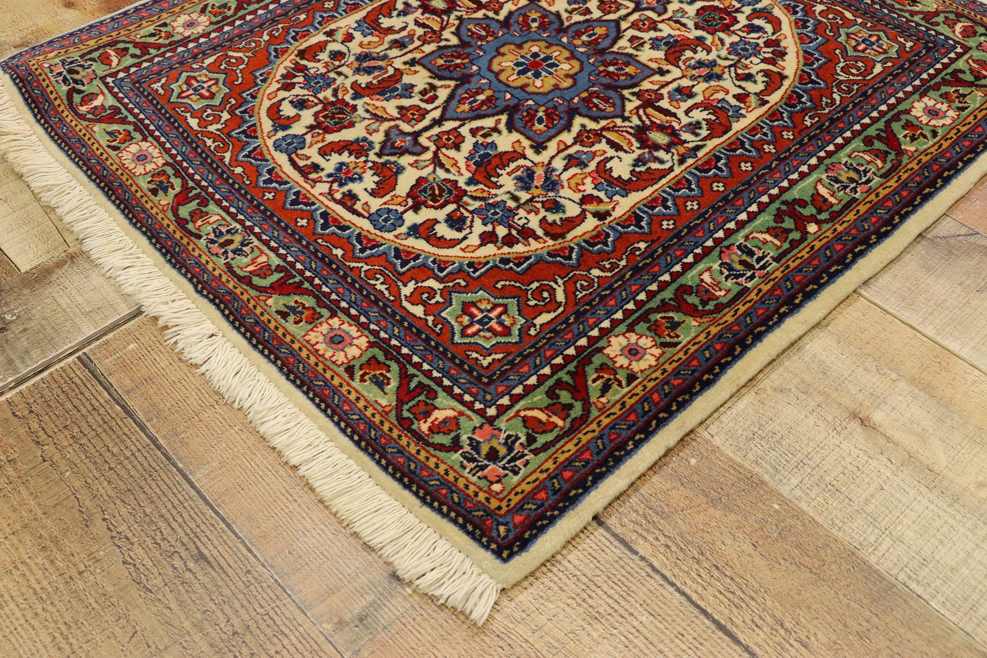 Tapis persan Sarouk vintage à grappes avec style traditionnel américain Bon état - En vente à Dallas, TX