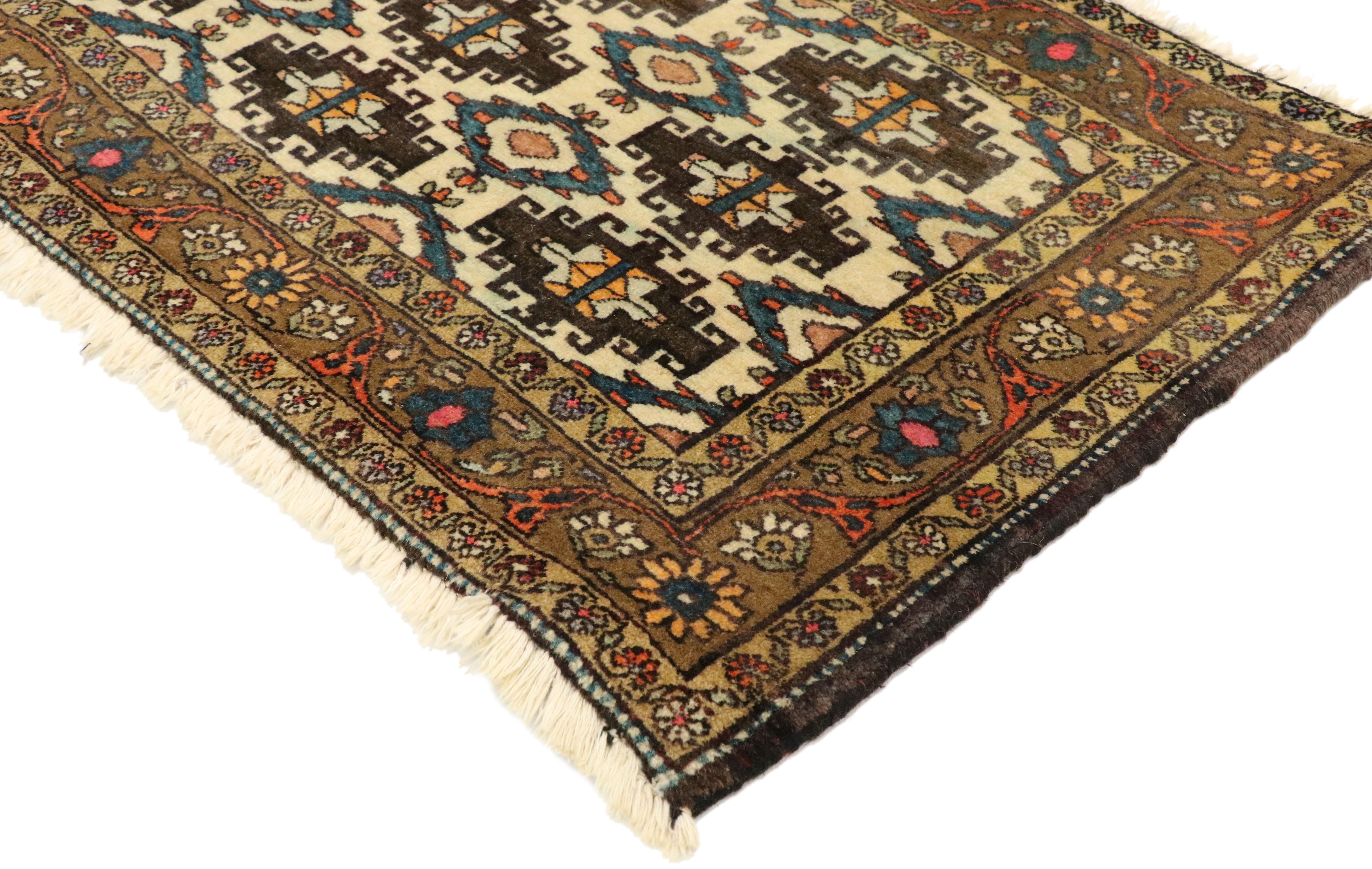 75294 Tappeto persiano vintage Semnan, 02'00 x 04'07. Composto ad arte e impeccabilmente equilibrato, questo tappeto persiano Semnan vintage in lana annodato a mano affascina con il suo fascino tribale. Di dimensioni modeste, questo tappeto persiano