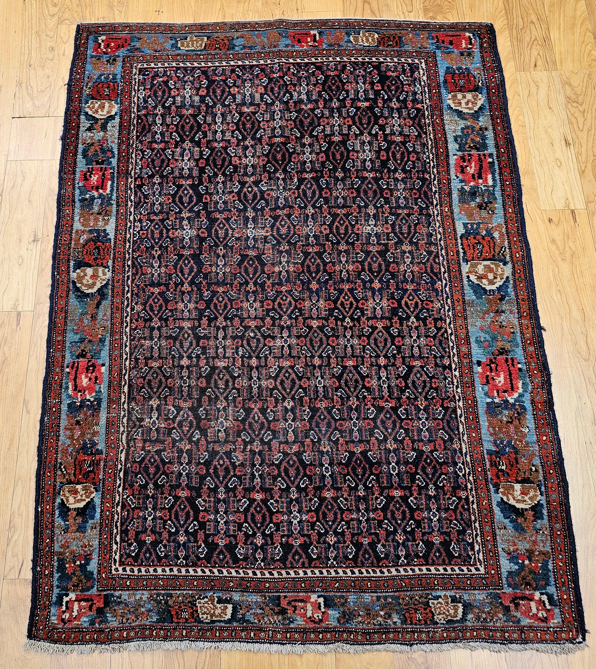 Tapis vintage persan de Senneh, véritable témoignage de la légendaire tradition de tissage de Senneh. Renommés dans le monde entier pour leur beauté exceptionnelle et leur tissage remarquablement fin et serré, les tapis Senneh sont considérés comme