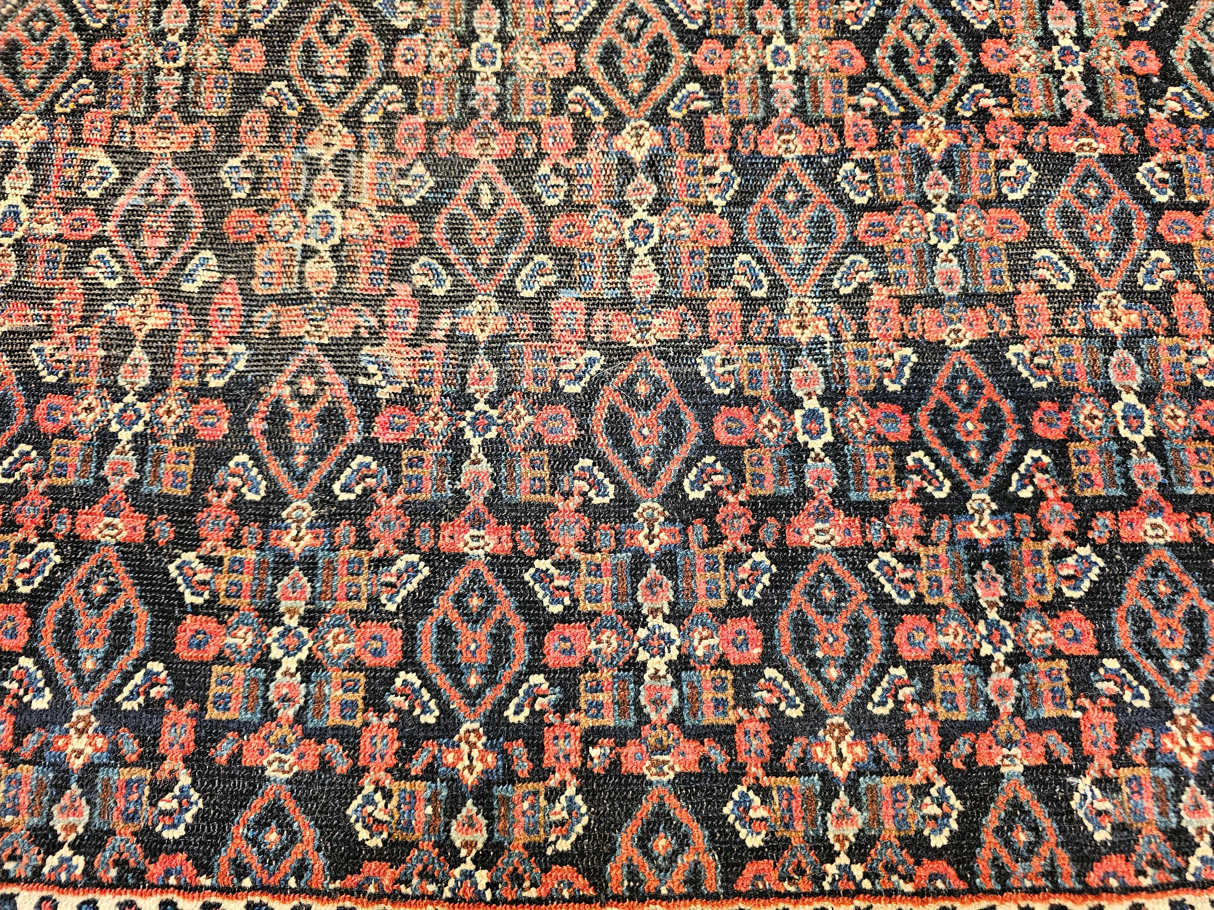 20ième siècle Tapis persan vintage Greene & Greene Greene en All-Over Design dans les tons marine, vert, bleu et rouge en vente