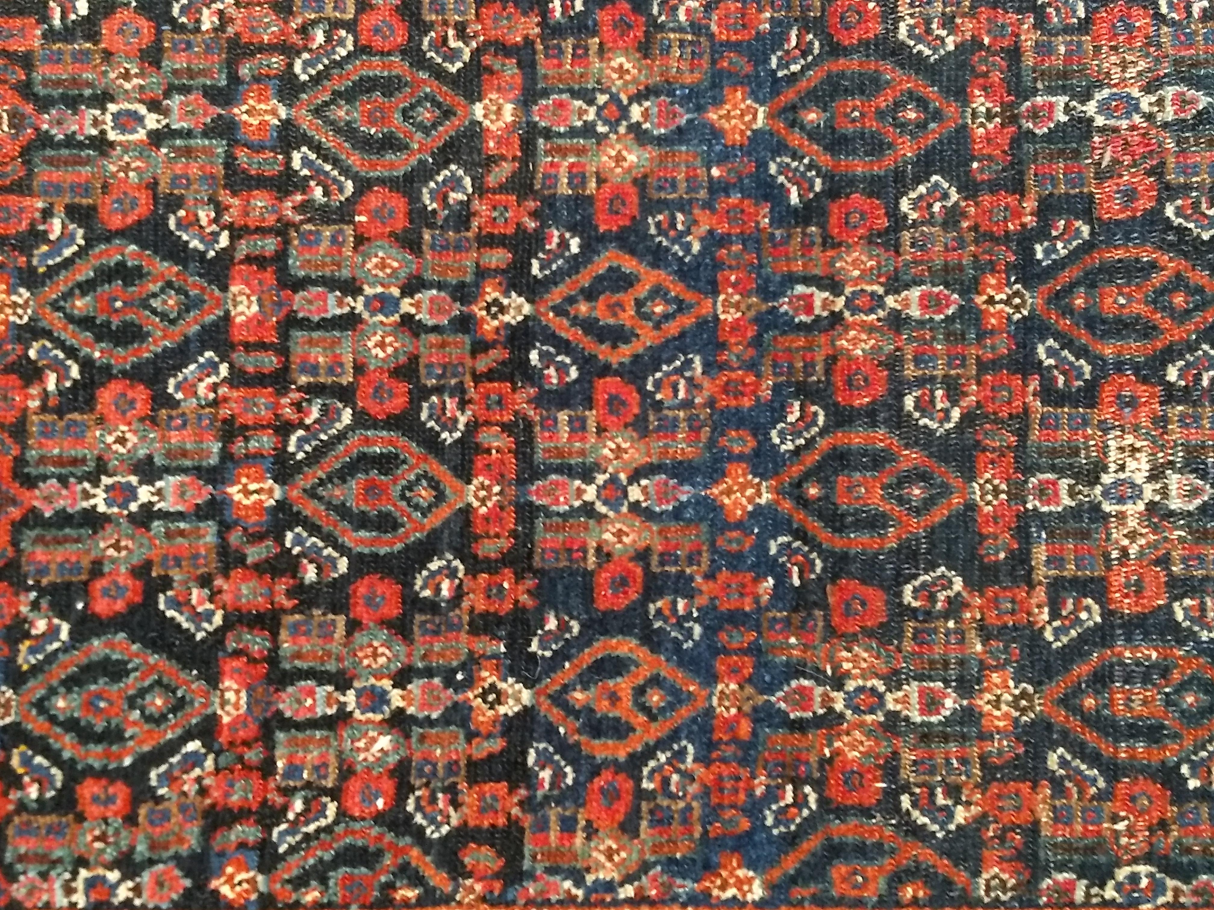 Laine Tapis persan vintage Greene & Greene Greene en All-Over Design dans les tons marine, vert, bleu et rouge en vente