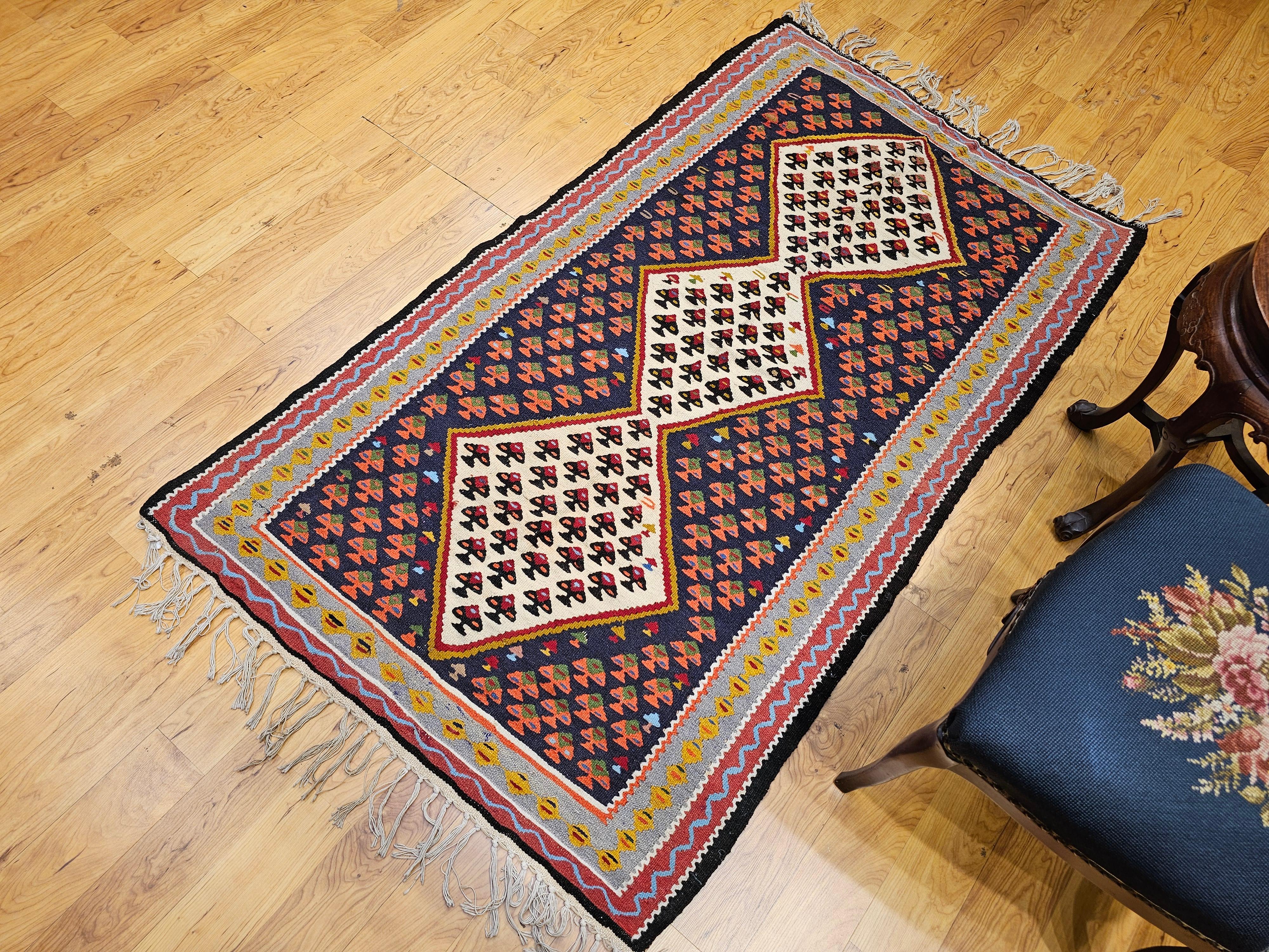 Kilim persiano d'epoca a tessitura piatta Senneh in rosso, marina, avorio, retro, grigio in vendita 4