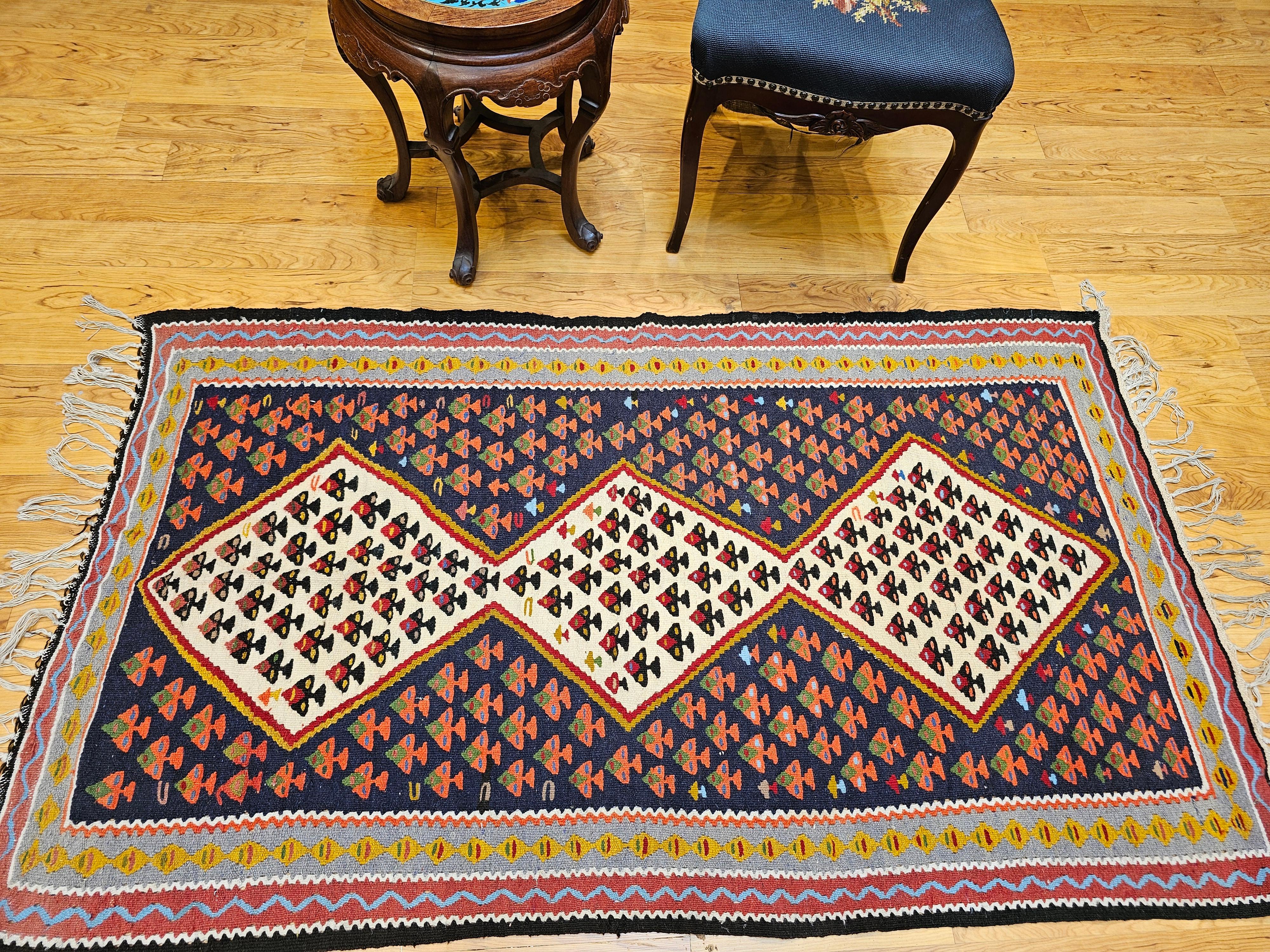 Kilim persiano d'epoca a tessitura piatta Senneh in rosso, marina, avorio, retro, grigio in vendita 5