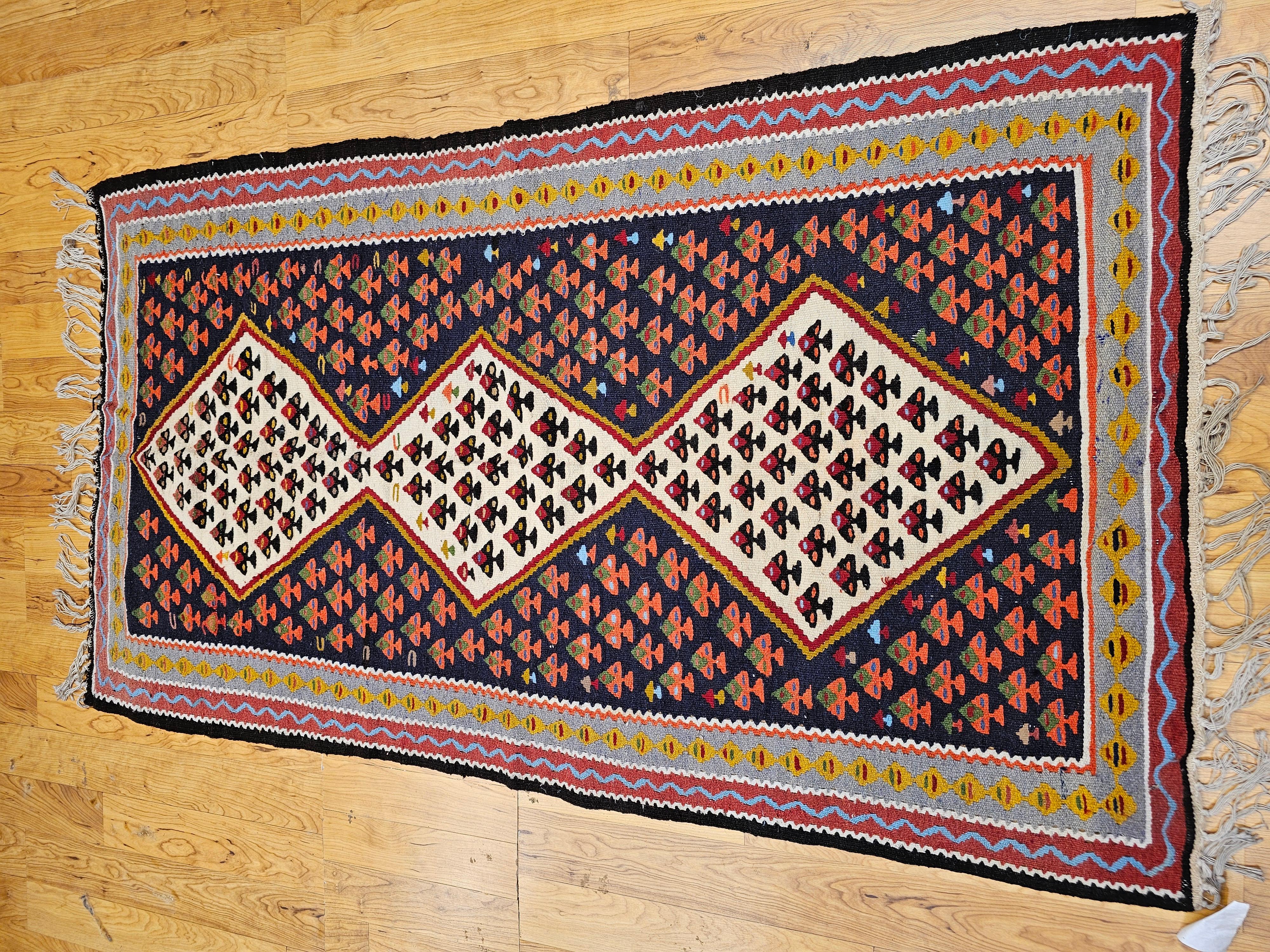 Kilim persiano d'epoca a tessitura piatta Senneh in rosso, marina, avorio, retro, grigio in vendita 9