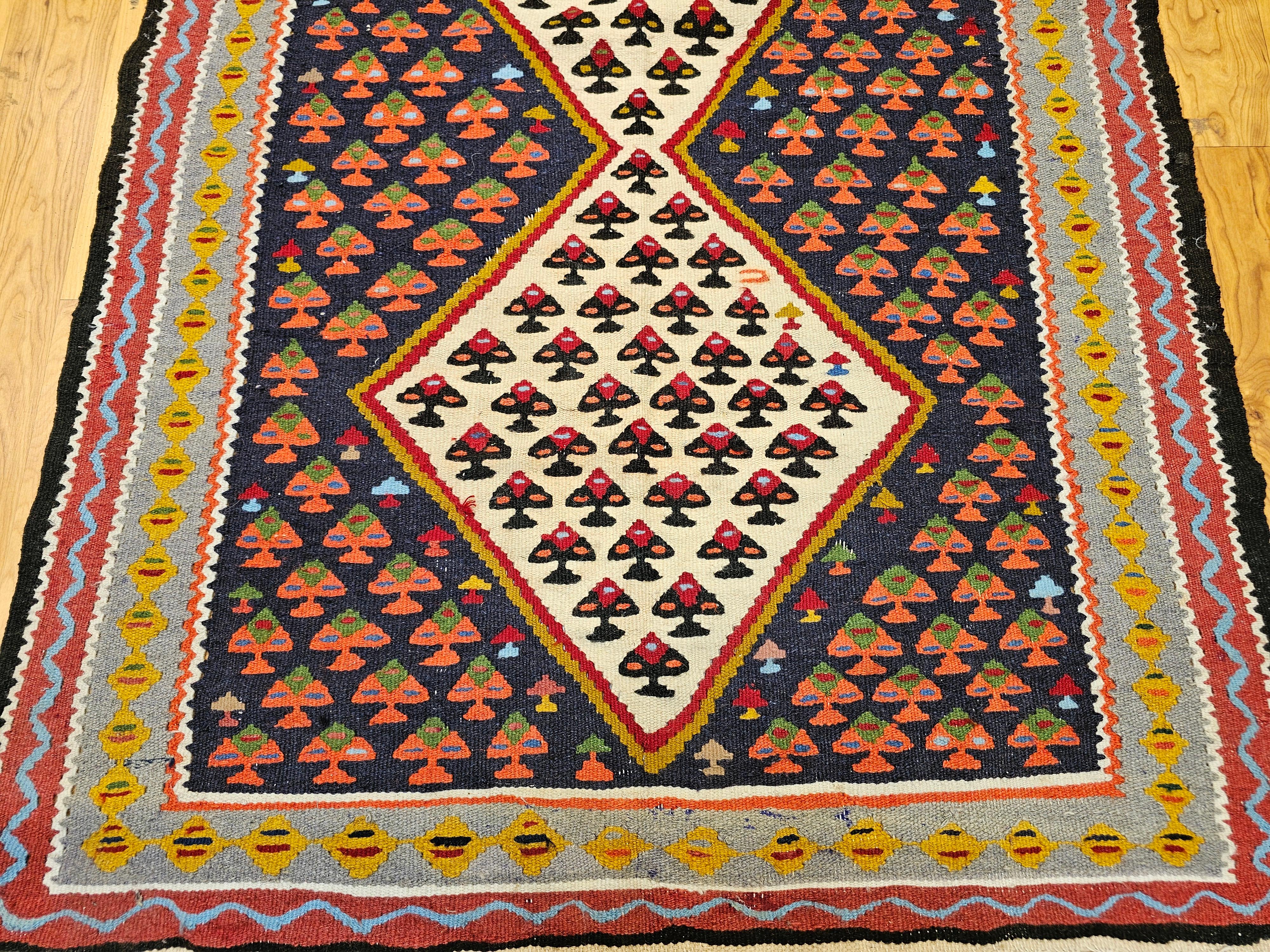 Persiano Kilim persiano d'epoca a tessitura piatta Senneh in rosso, marina, avorio, retro, grigio in vendita