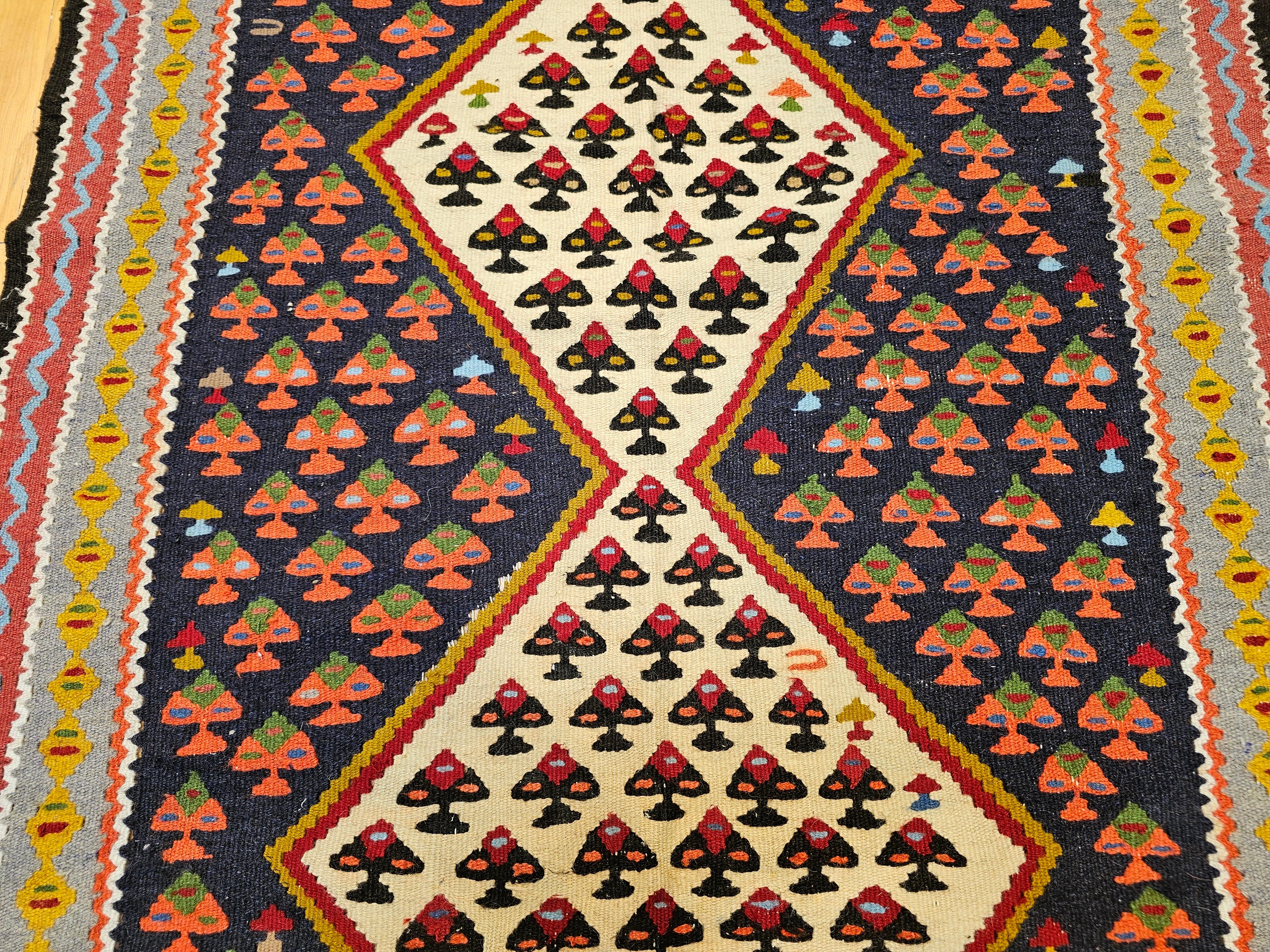 Tintura vegetale Kilim persiano d'epoca a tessitura piatta Senneh in rosso, marina, avorio, retro, grigio in vendita