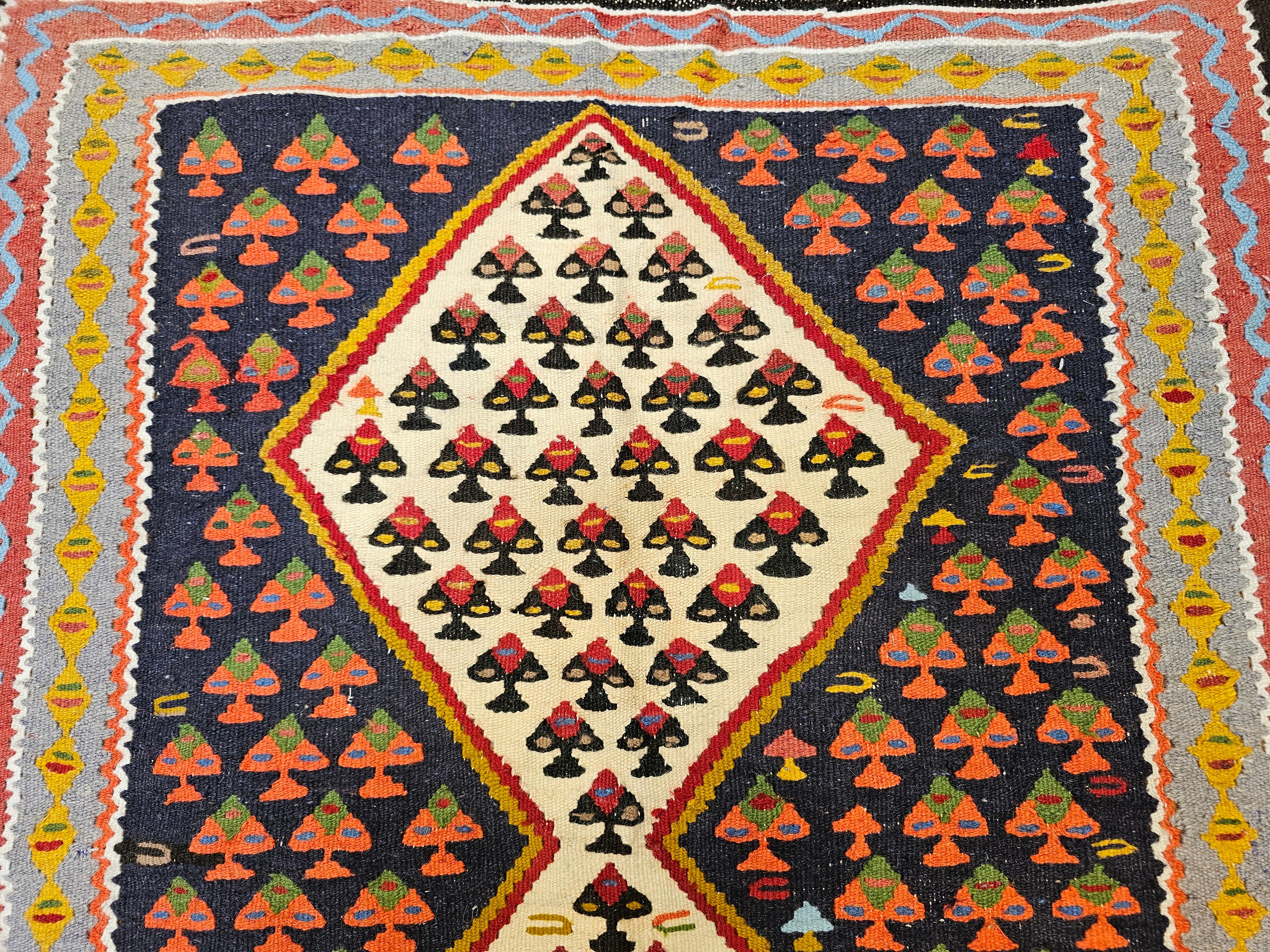 Kilim persiano d'epoca a tessitura piatta Senneh in rosso, marina, avorio, retro, grigio In condizioni buone in vendita a Barrington, IL