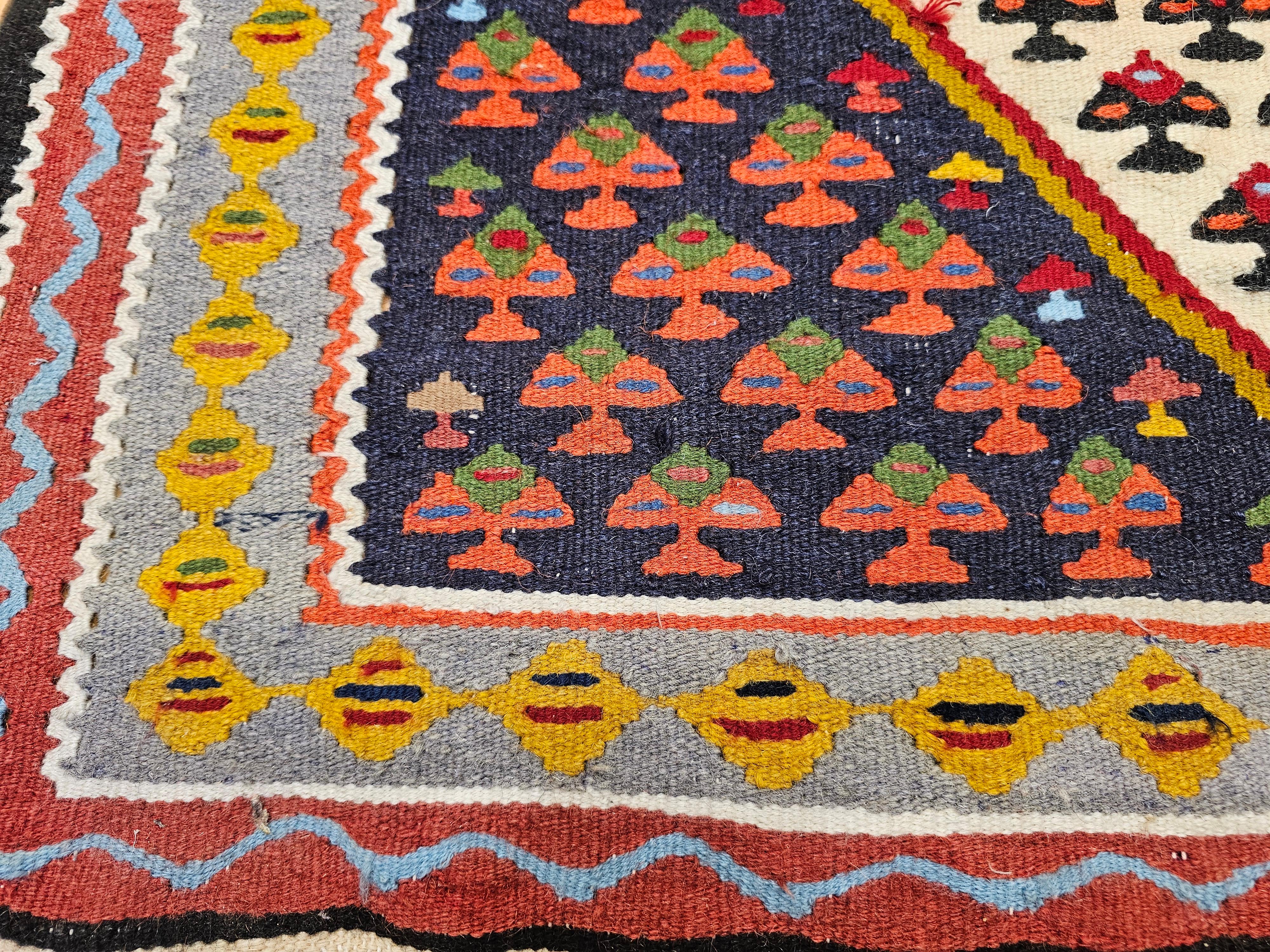 XX secolo Kilim persiano d'epoca a tessitura piatta Senneh in rosso, marina, avorio, retro, grigio in vendita