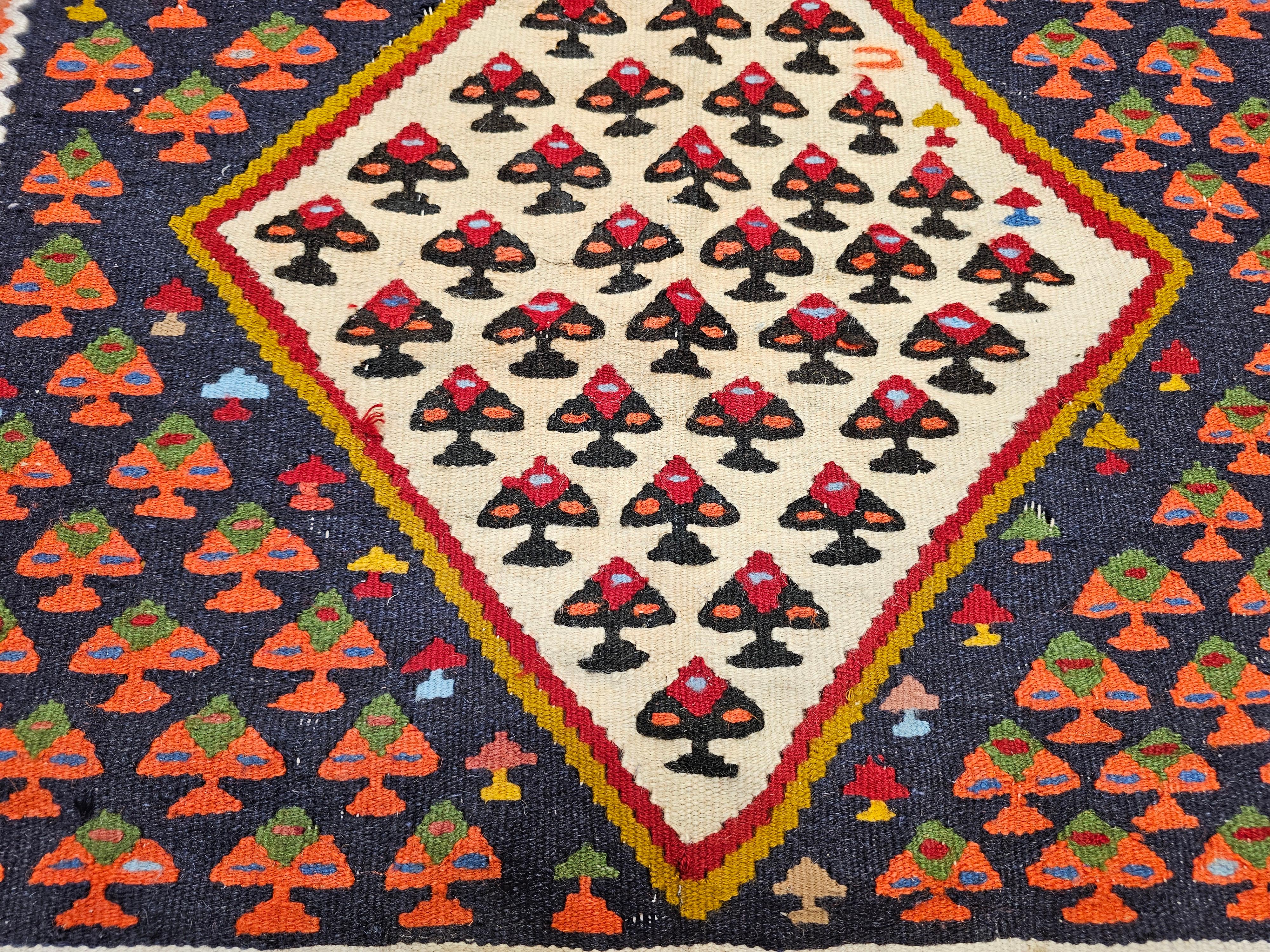 Lana Kilim persiano d'epoca a tessitura piatta Senneh in rosso, marina, avorio, retro, grigio in vendita