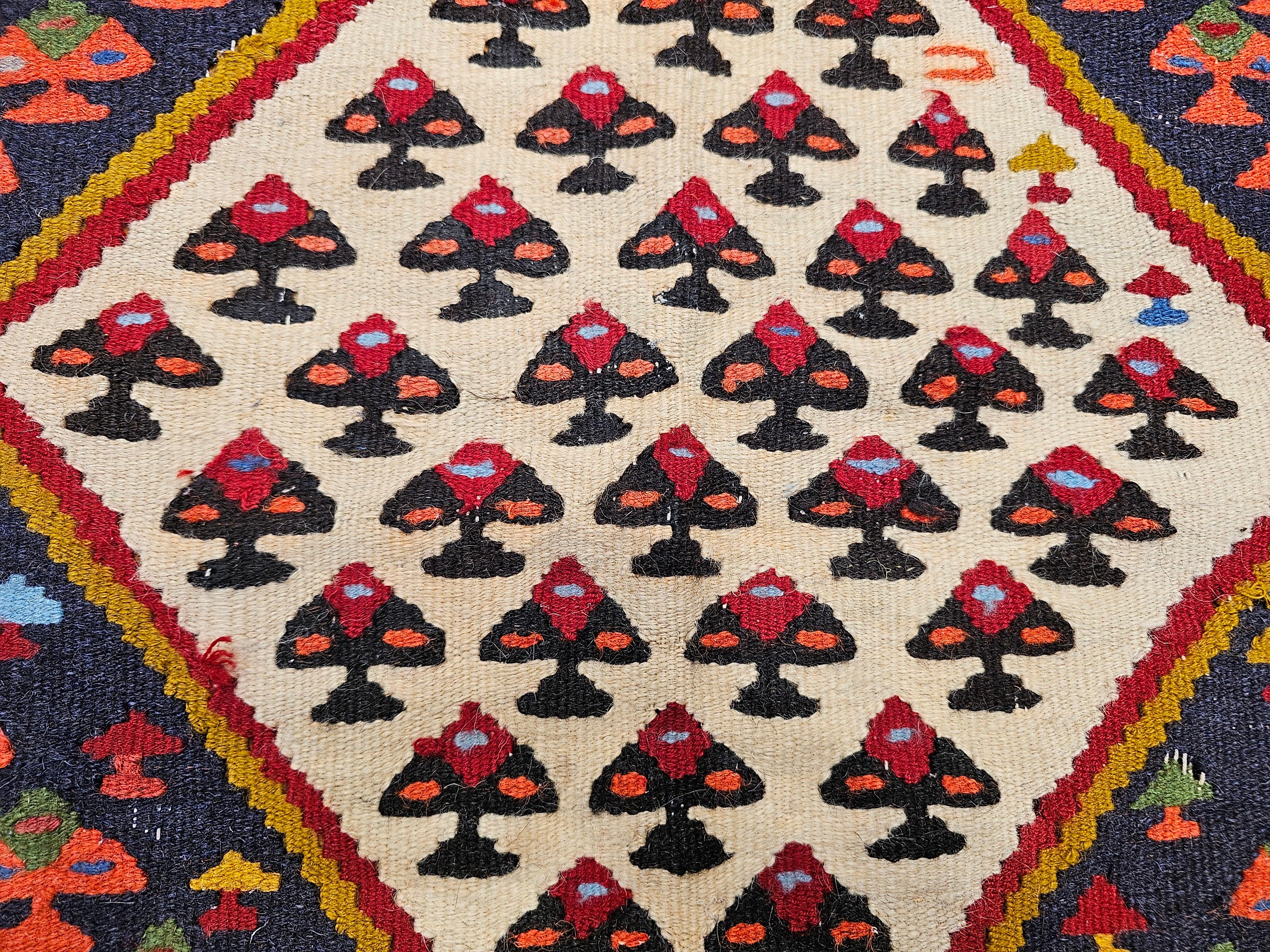 Kilim persiano d'epoca a tessitura piatta Senneh in rosso, marina, avorio, retro, grigio in vendita 1