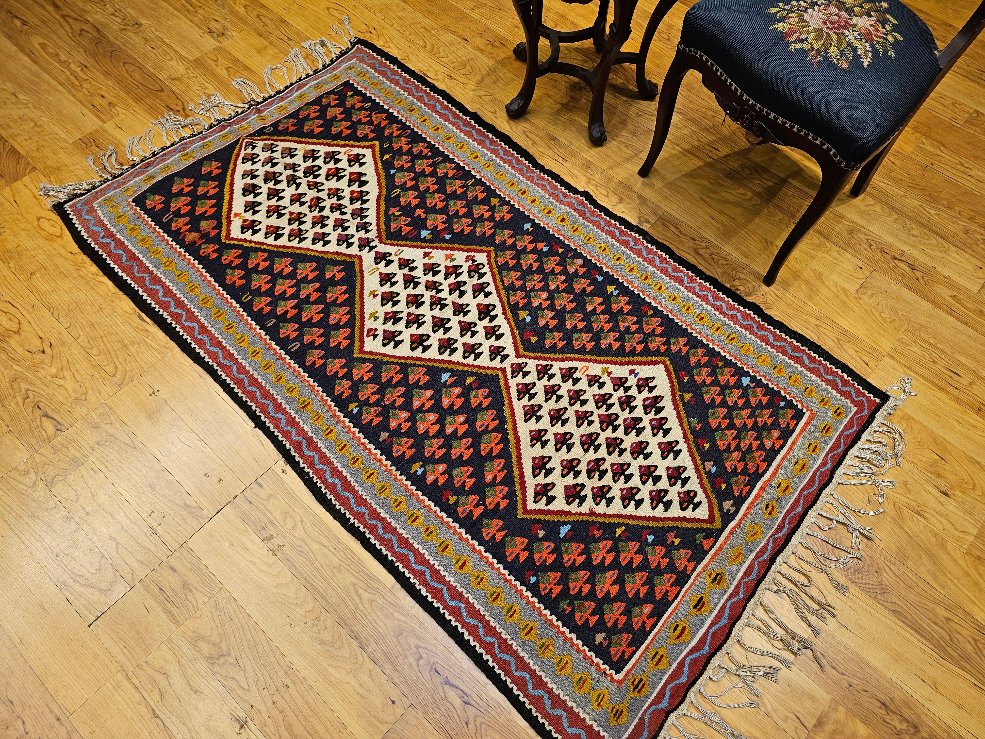 Kilim persiano d'epoca a tessitura piatta Senneh in rosso, marina, avorio, retro, grigio in vendita 2