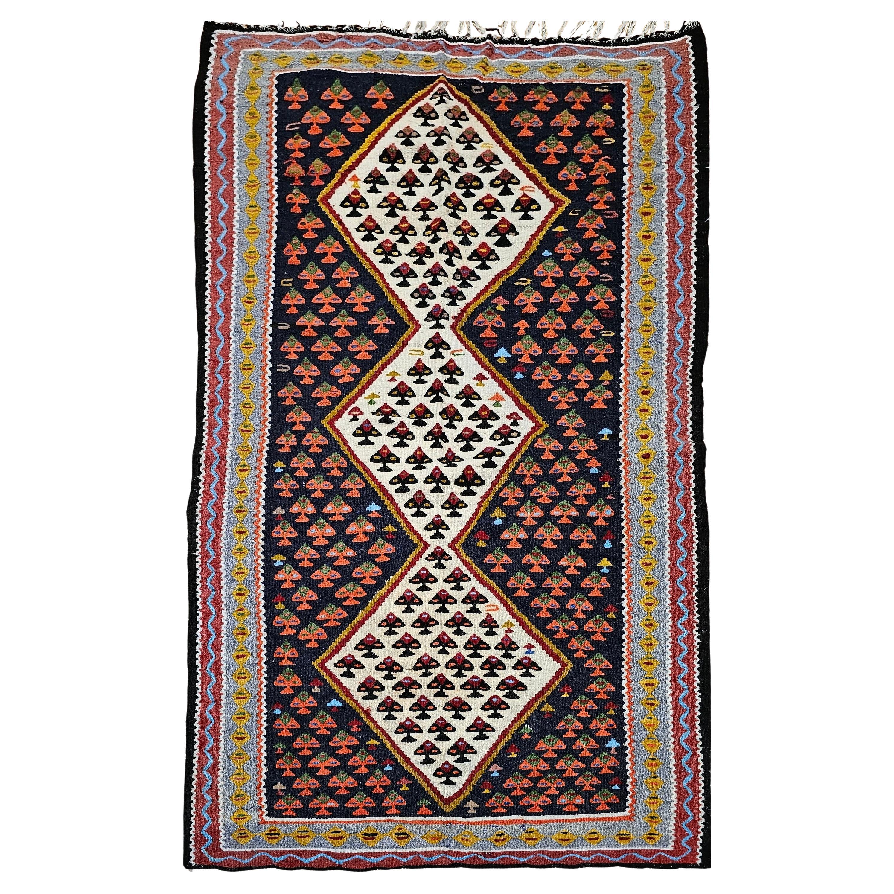 Kilim persiano d'epoca a tessitura piatta Senneh in rosso, marina, avorio, retro, grigio in vendita