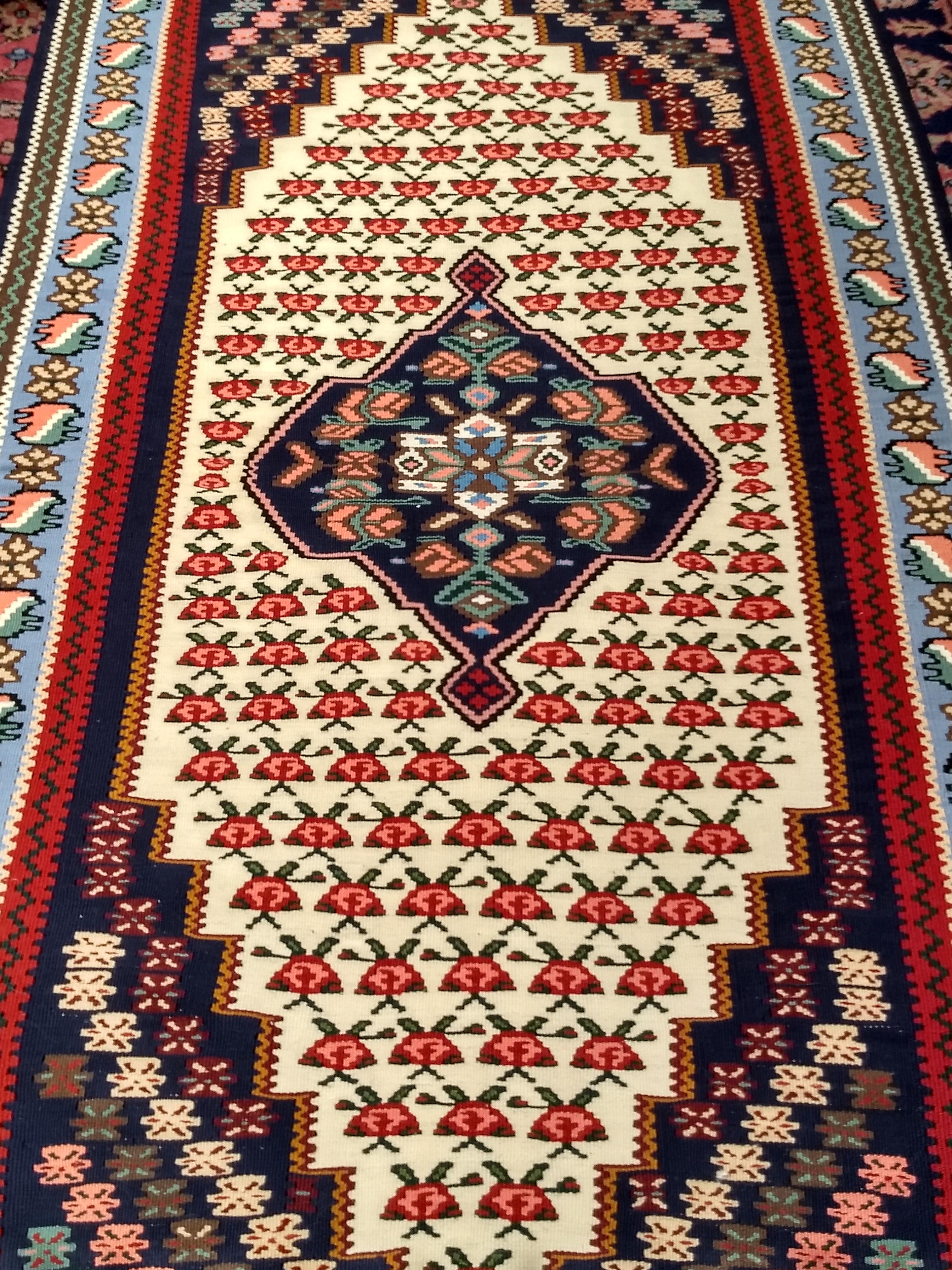 Persischer Senneh-Kelim-Teppich in Geometrischem Muster in Rot, Blau, Elfenbein im Angebot 5