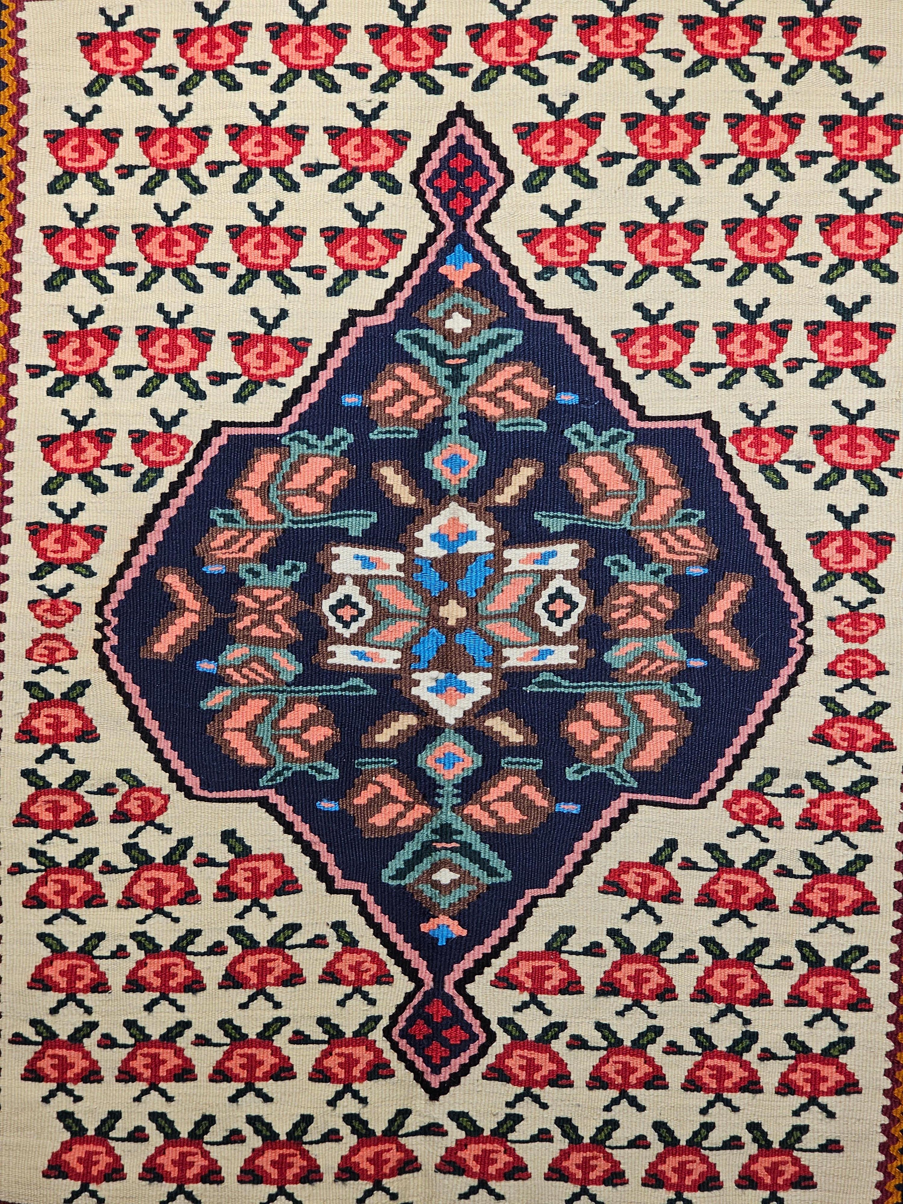 Persischer Senneh-Kelim-Teppich in Geometrischem Muster in Rot, Blau, Elfenbein (Pflanzlich gefärbt) im Angebot