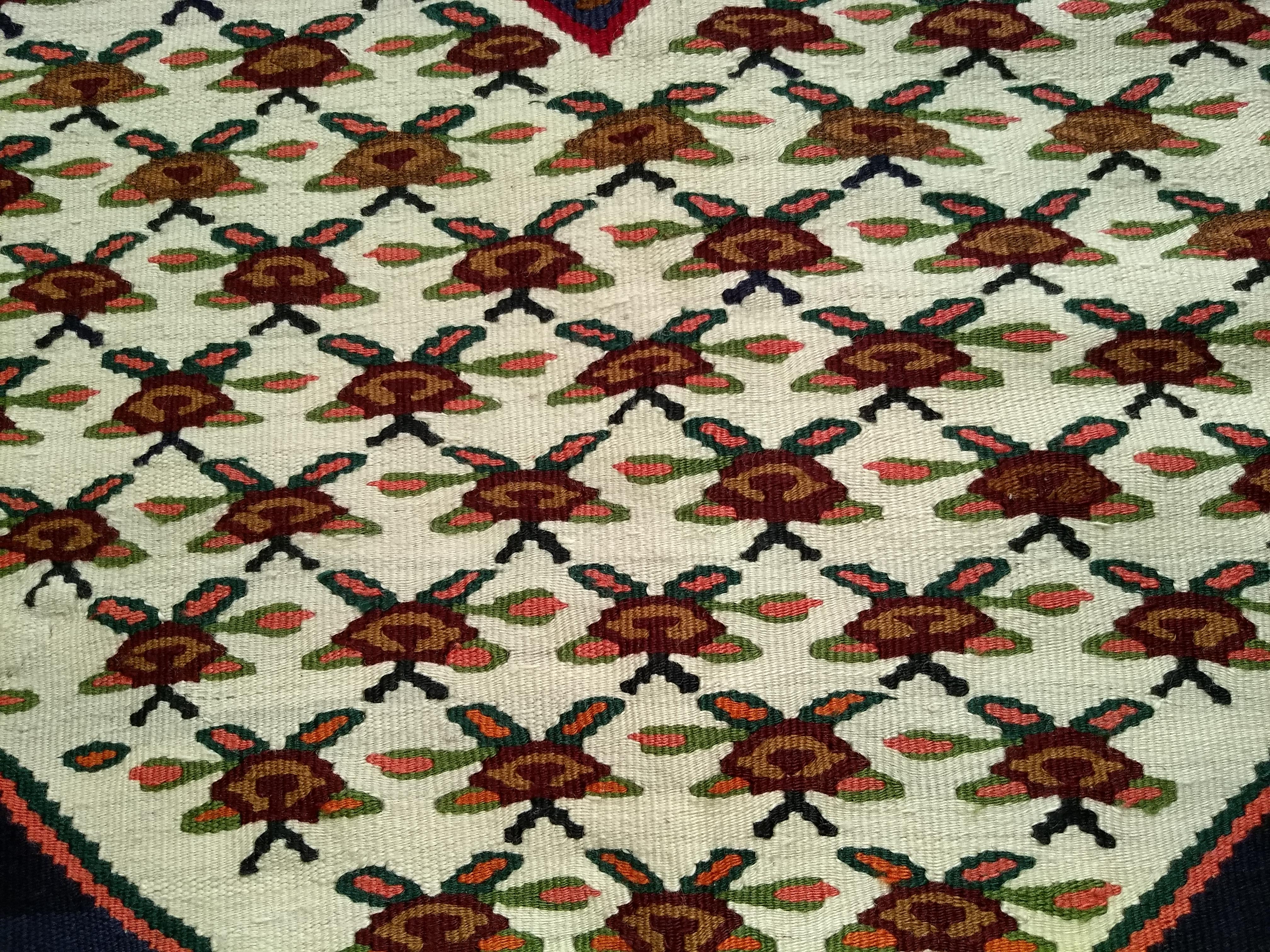 Vintage Persian Senneh Kilim Area Rug con design geometrico in avorio, rosso, blu in vendita 2