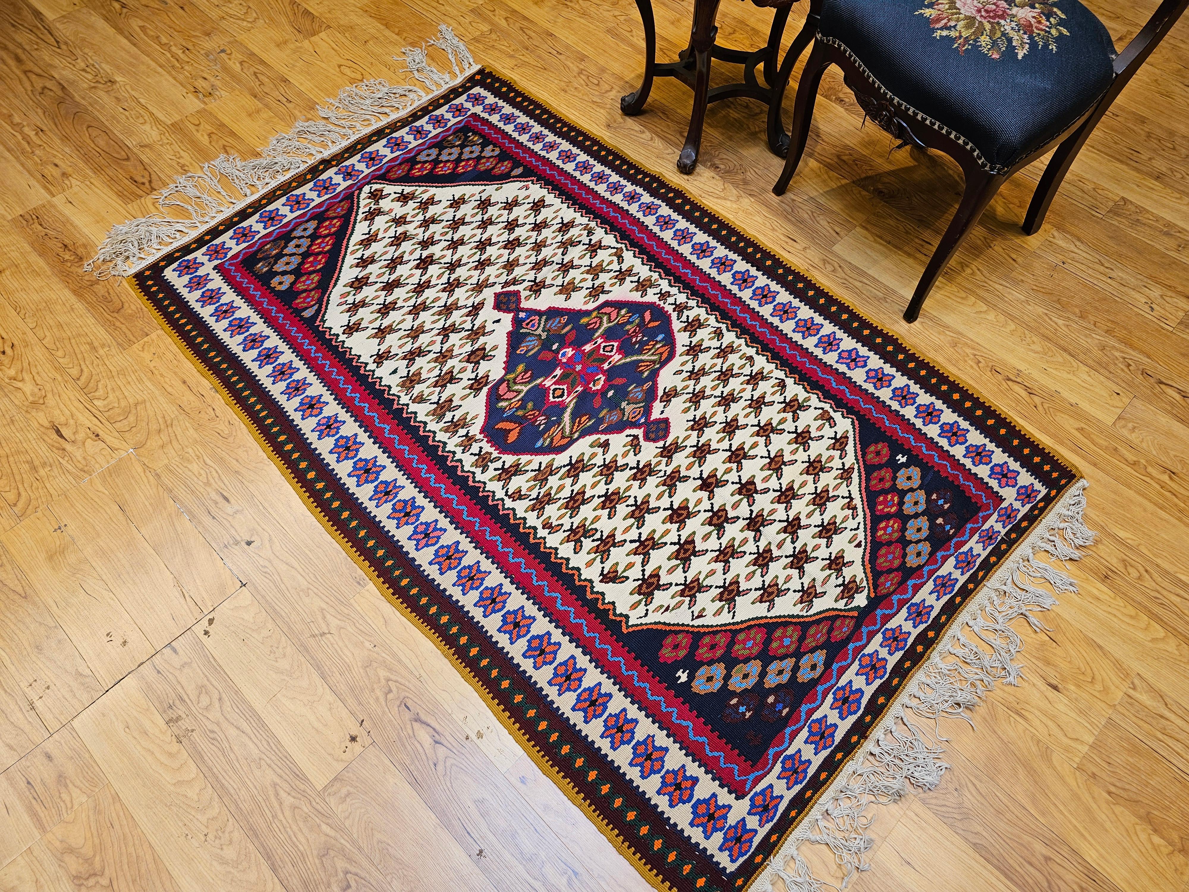 Vintage Persian Senneh Kilim Area Rug con design geometrico in avorio, rosso, blu in vendita 3