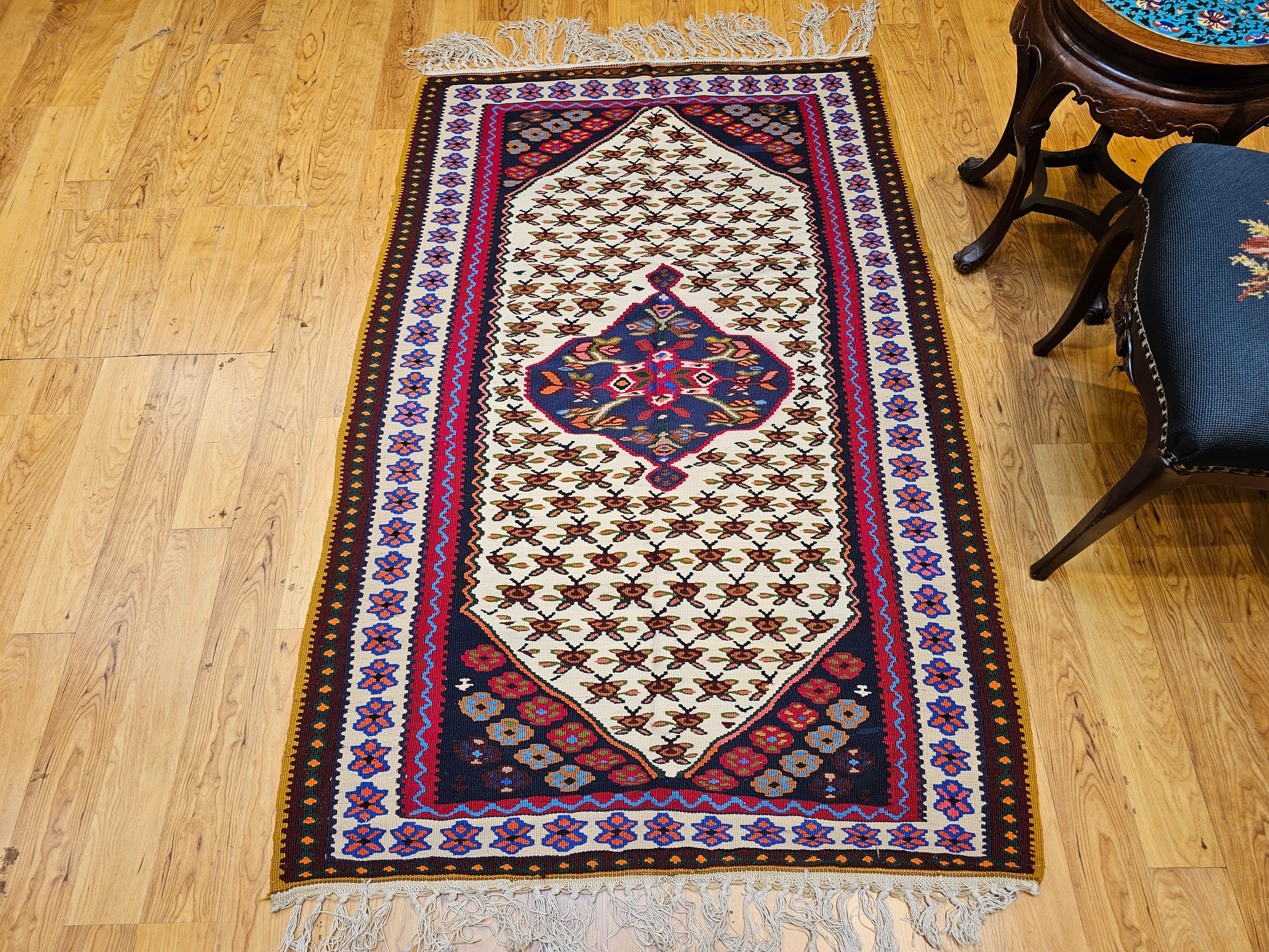 Vintage Persian Senneh Kilim Area Rug con design geometrico in avorio, rosso, blu in vendita 4