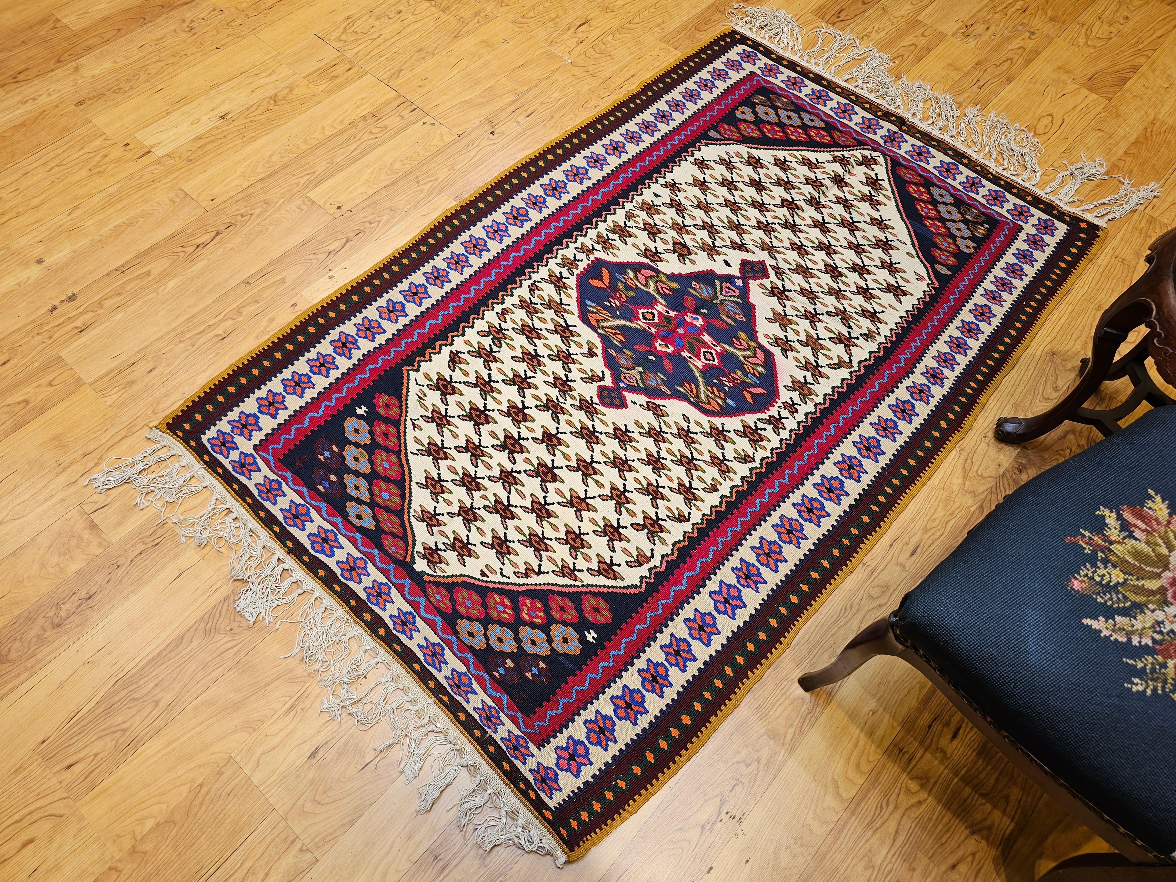Vintage Persian Senneh Kilim Area Rug con design geometrico in avorio, rosso, blu in vendita 5