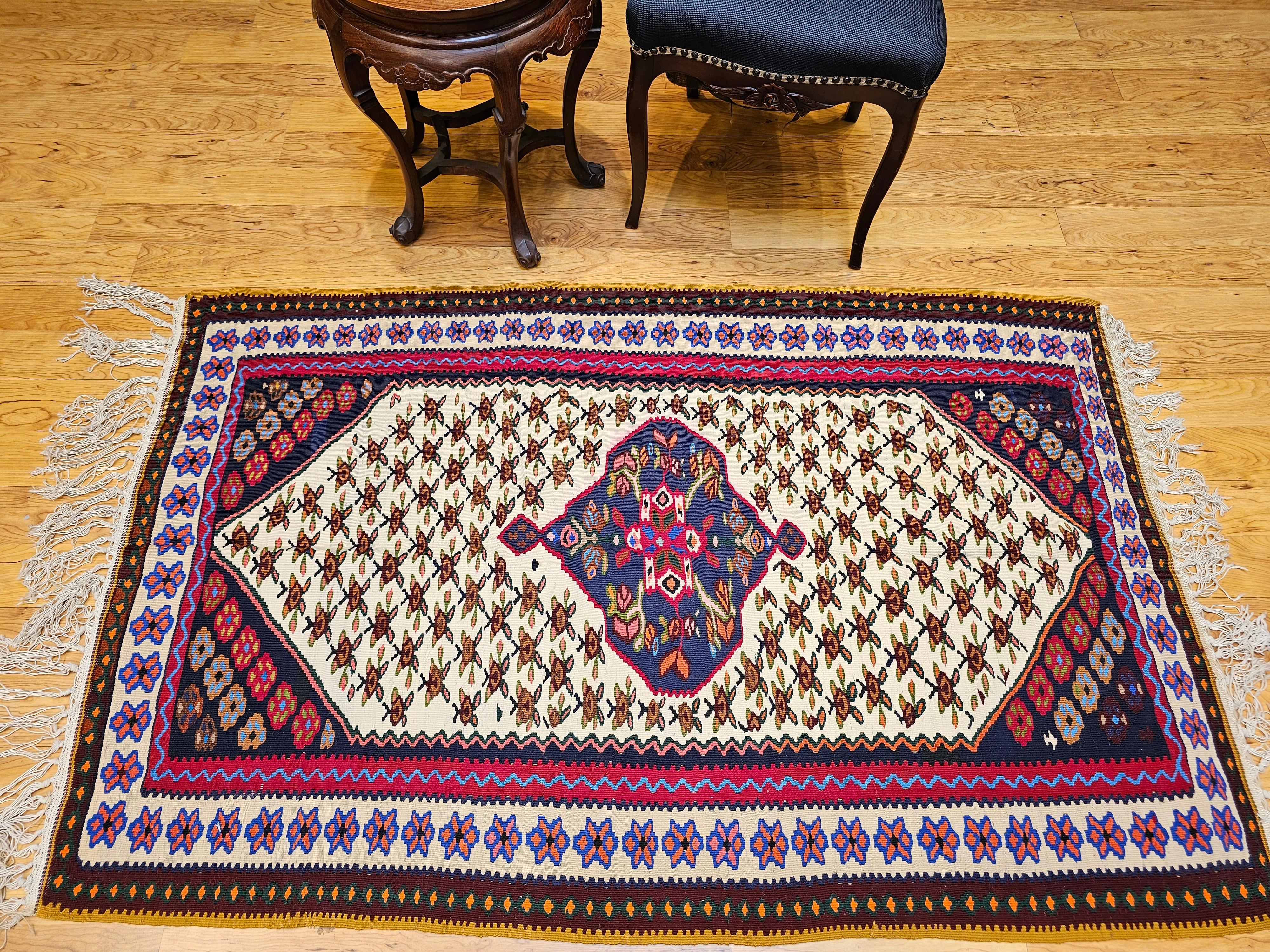 Vintage Persian Senneh Kilim Area Rug con design geometrico in avorio, rosso, blu in vendita 6