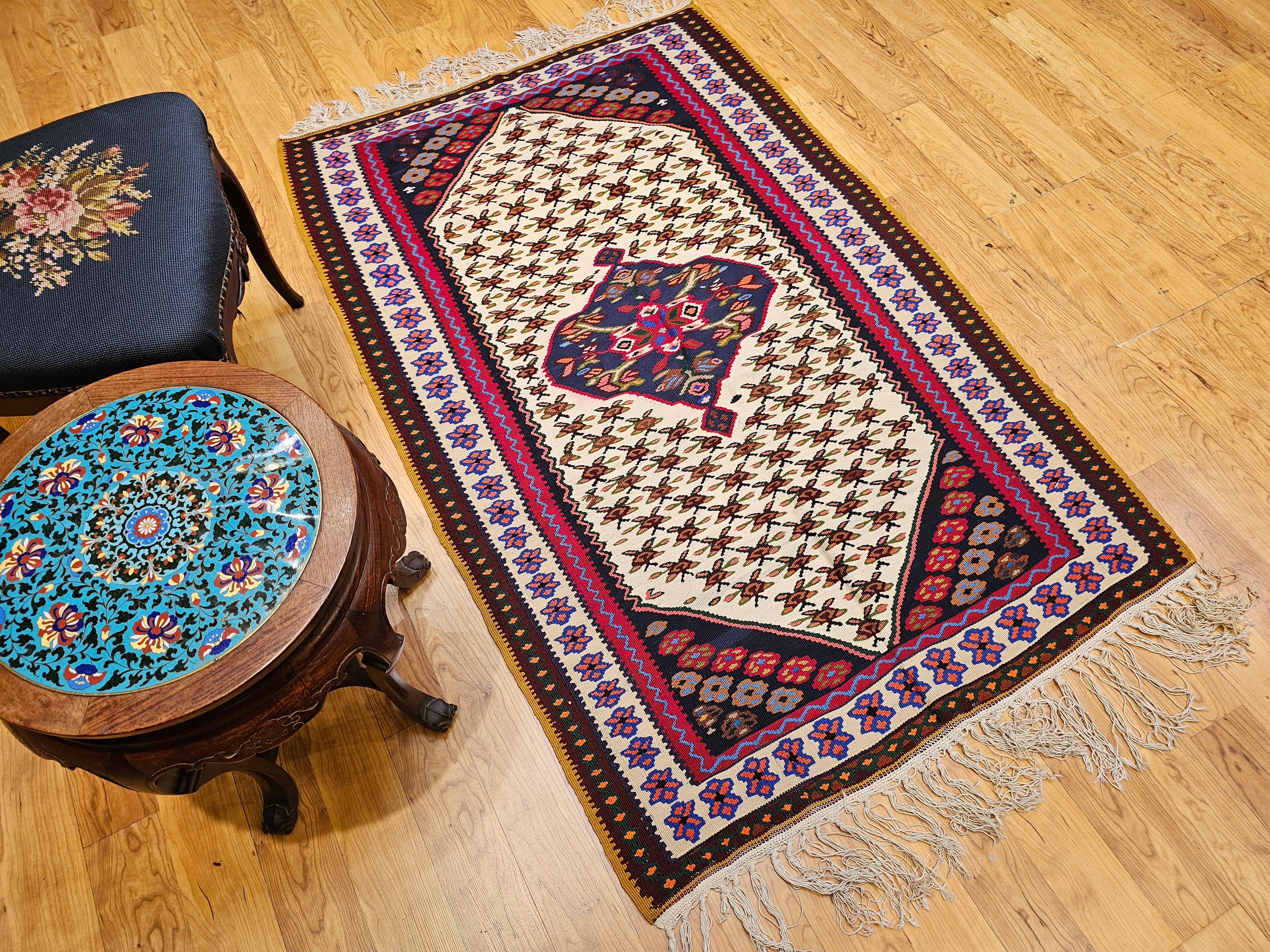 Vintage Persian Senneh Kilim Area Rug con design geometrico in avorio, rosso, blu in vendita 7
