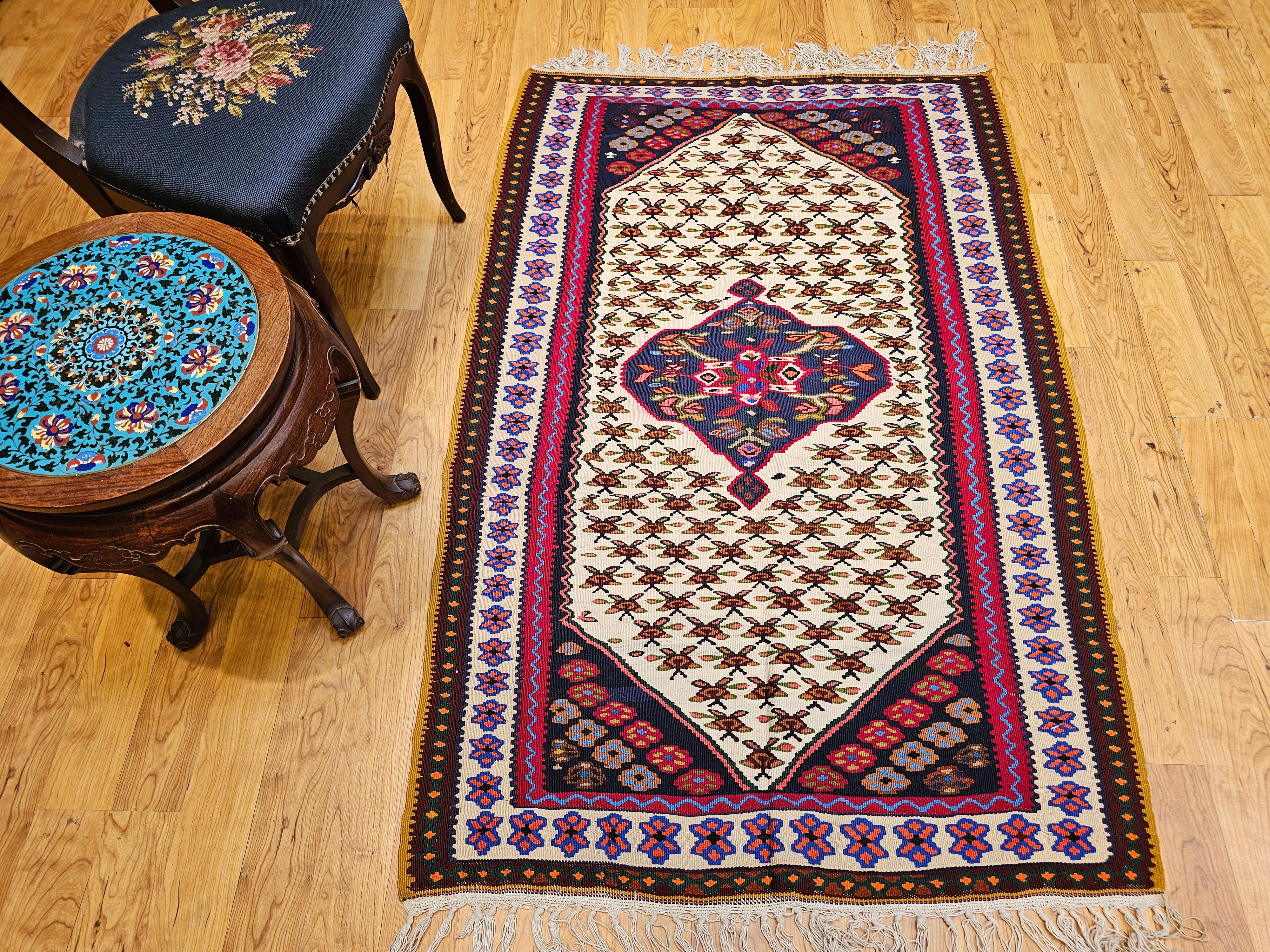 Vintage Persian Senneh Kilim Area Rug con design geometrico in avorio, rosso, blu in vendita 8