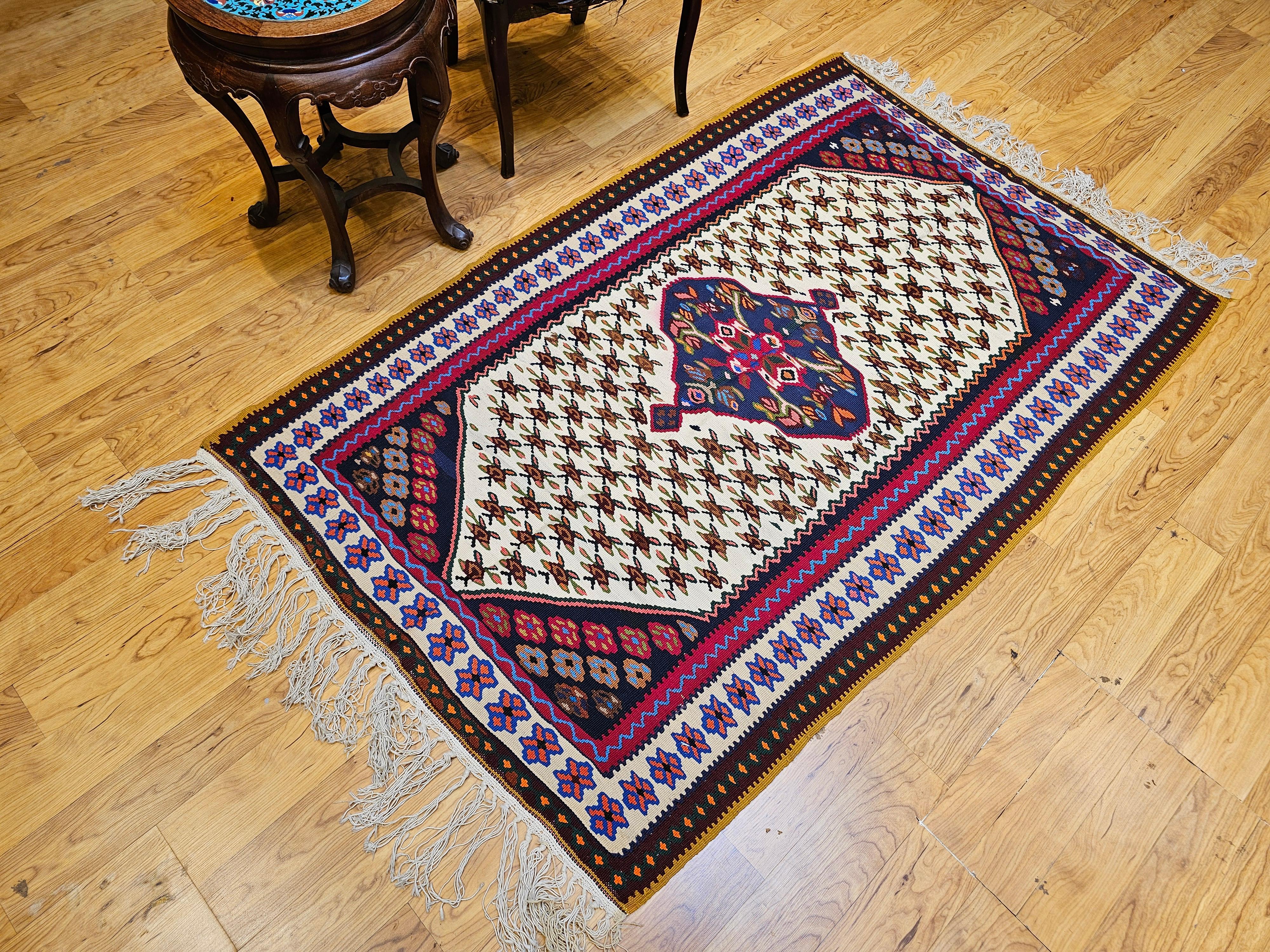 Vintage Persian Senneh Kilim Area Rug con design geometrico in avorio, rosso, blu in vendita 9