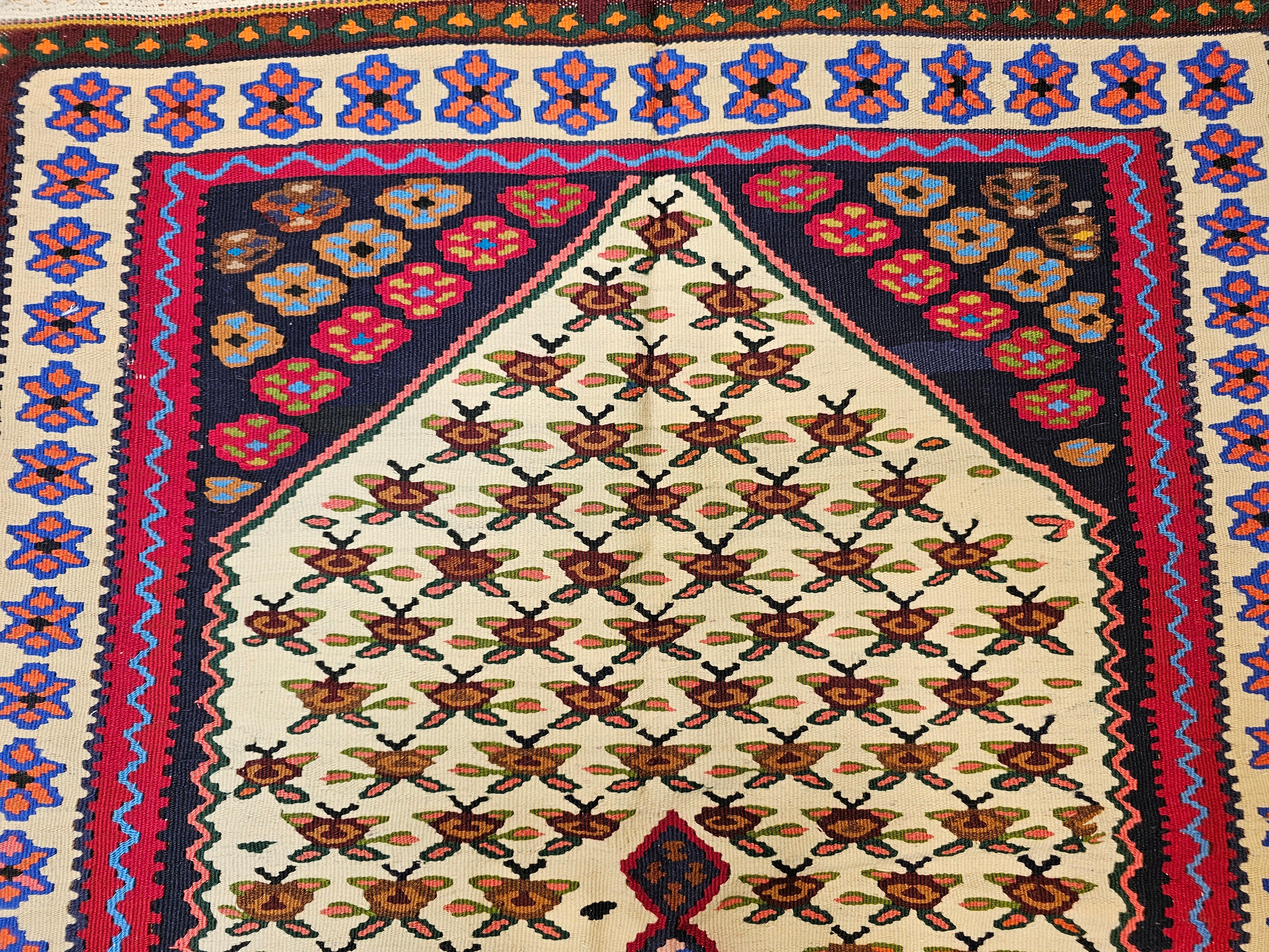 Persiano Vintage Persian Senneh Kilim Area Rug con design geometrico in avorio, rosso, blu in vendita