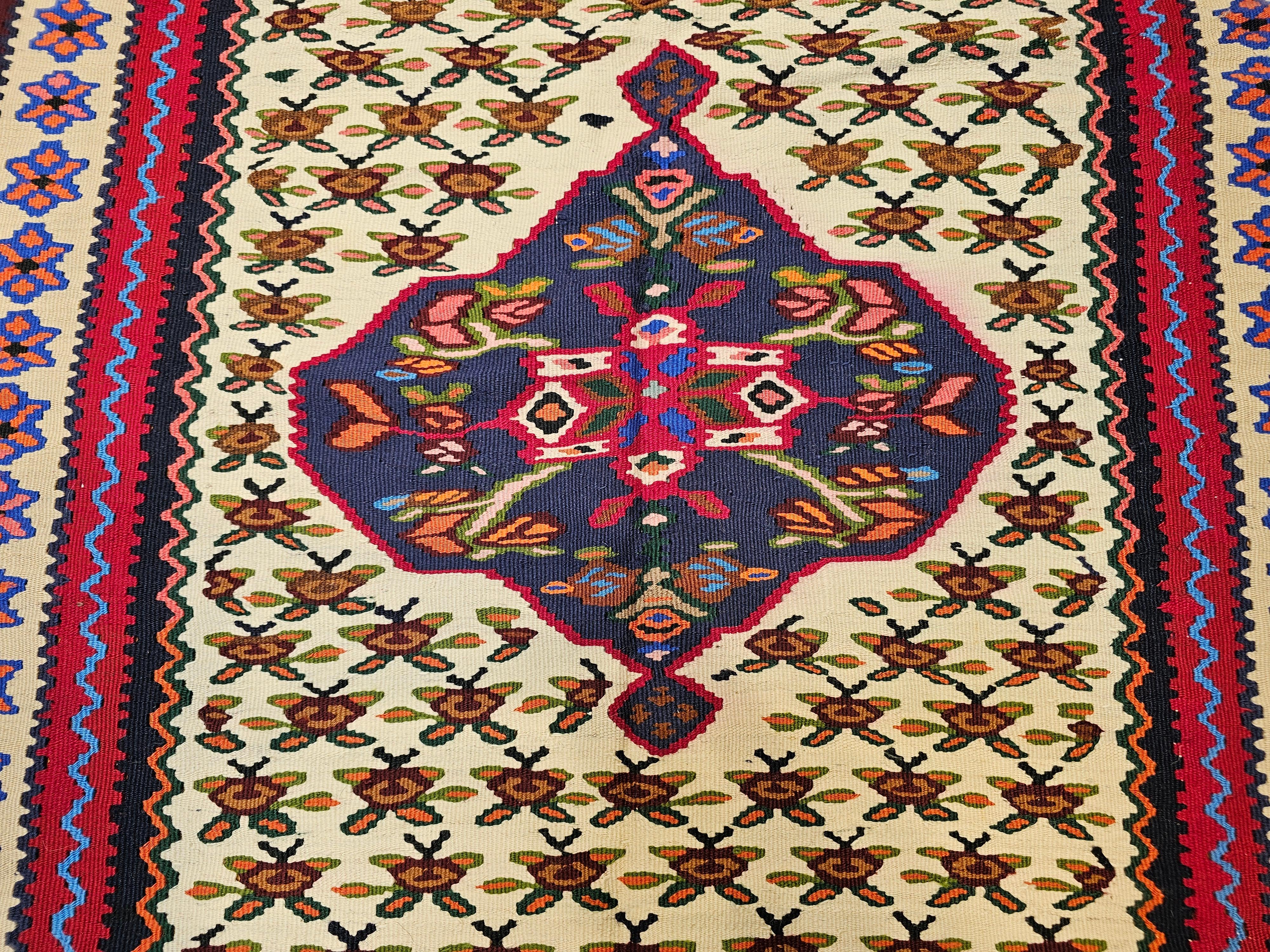 Tintura vegetale Vintage Persian Senneh Kilim Area Rug con design geometrico in avorio, rosso, blu in vendita