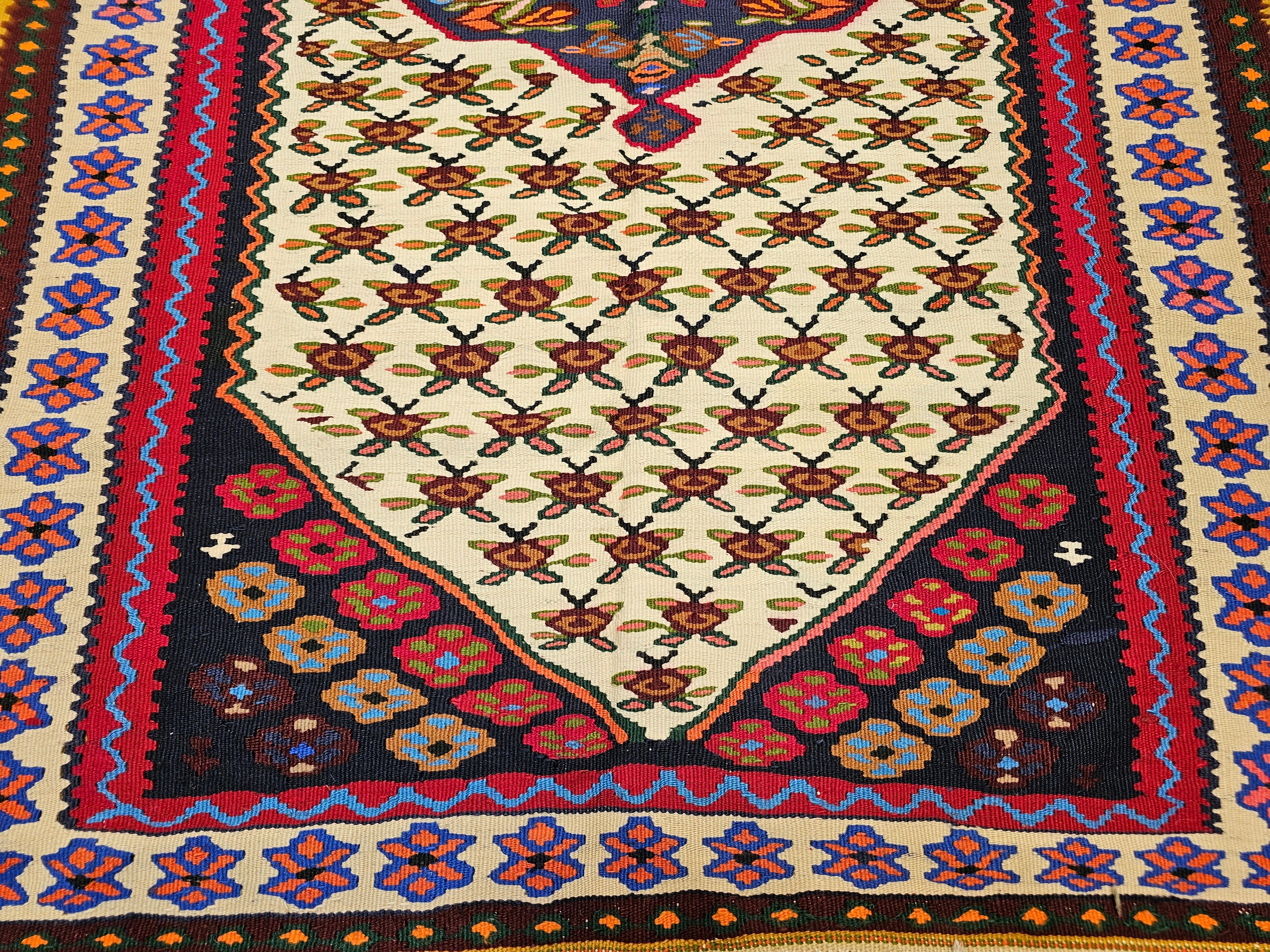 Vintage Persian Senneh Kilim Area Rug con design geometrico in avorio, rosso, blu In condizioni buone in vendita a Barrington, IL