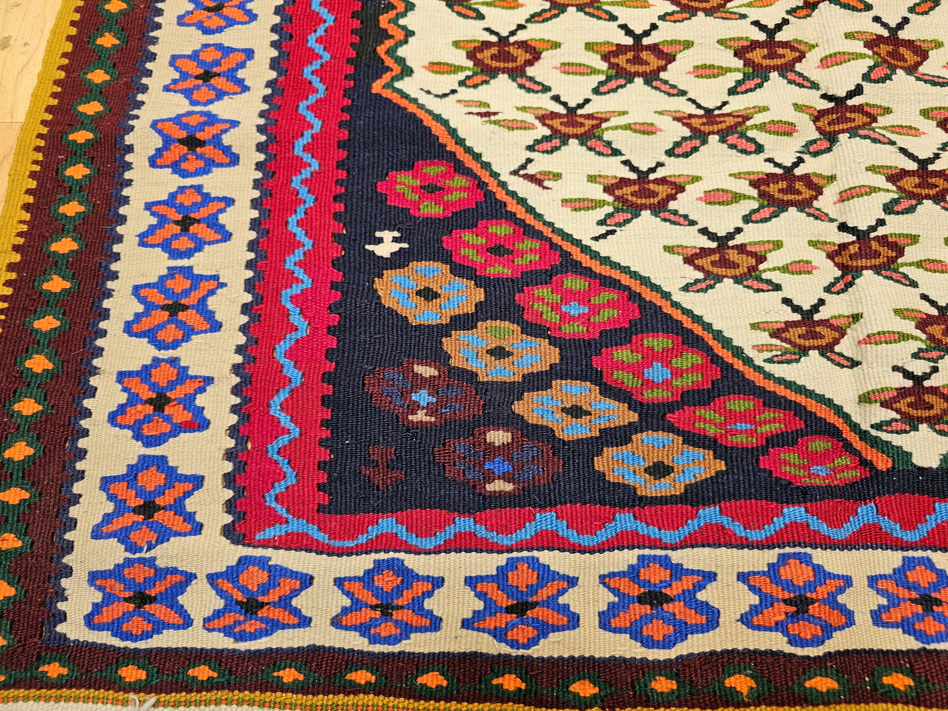 XX secolo Vintage Persian Senneh Kilim Area Rug con design geometrico in avorio, rosso, blu in vendita