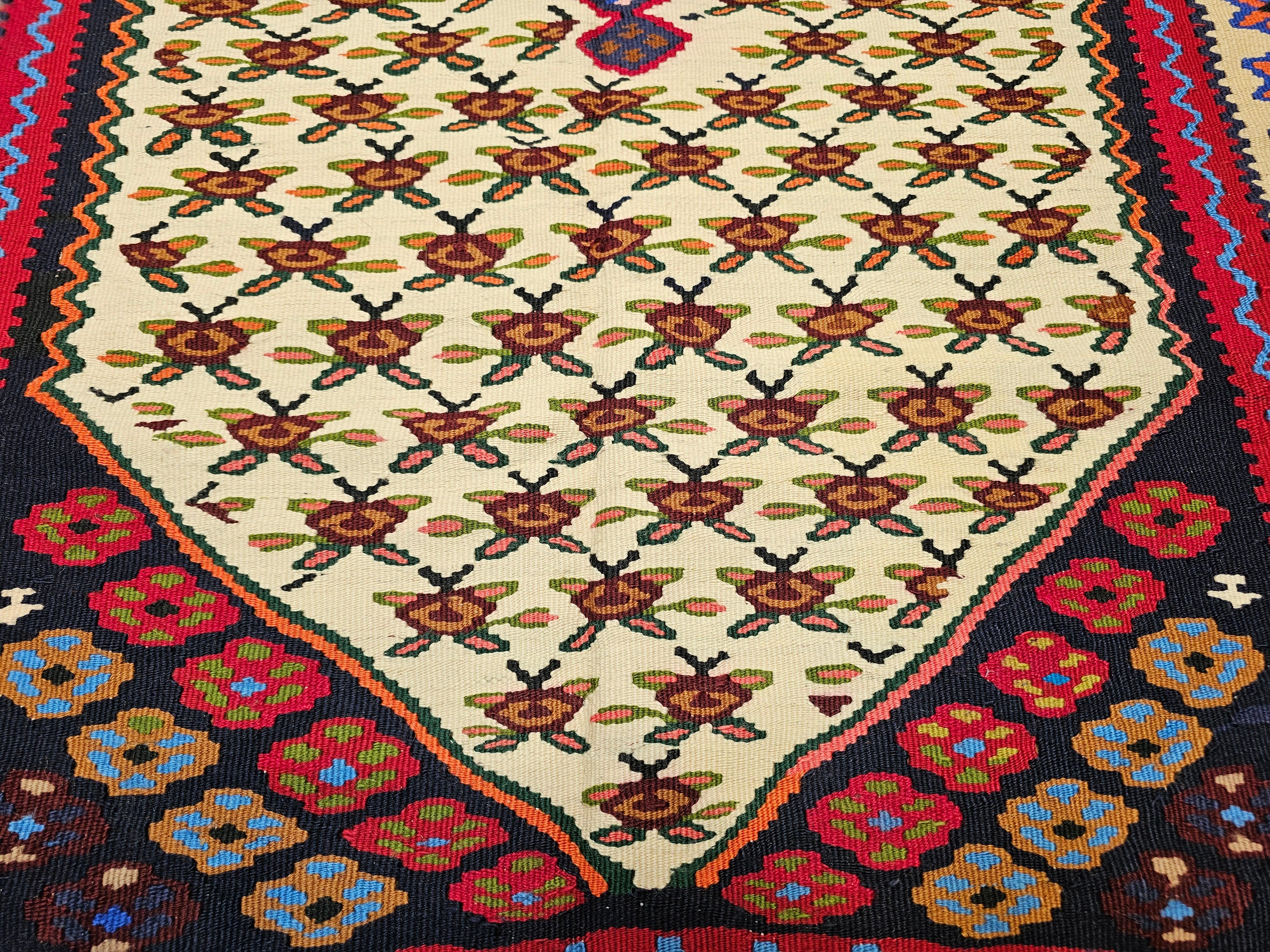 Lana Vintage Persian Senneh Kilim Area Rug con design geometrico in avorio, rosso, blu in vendita
