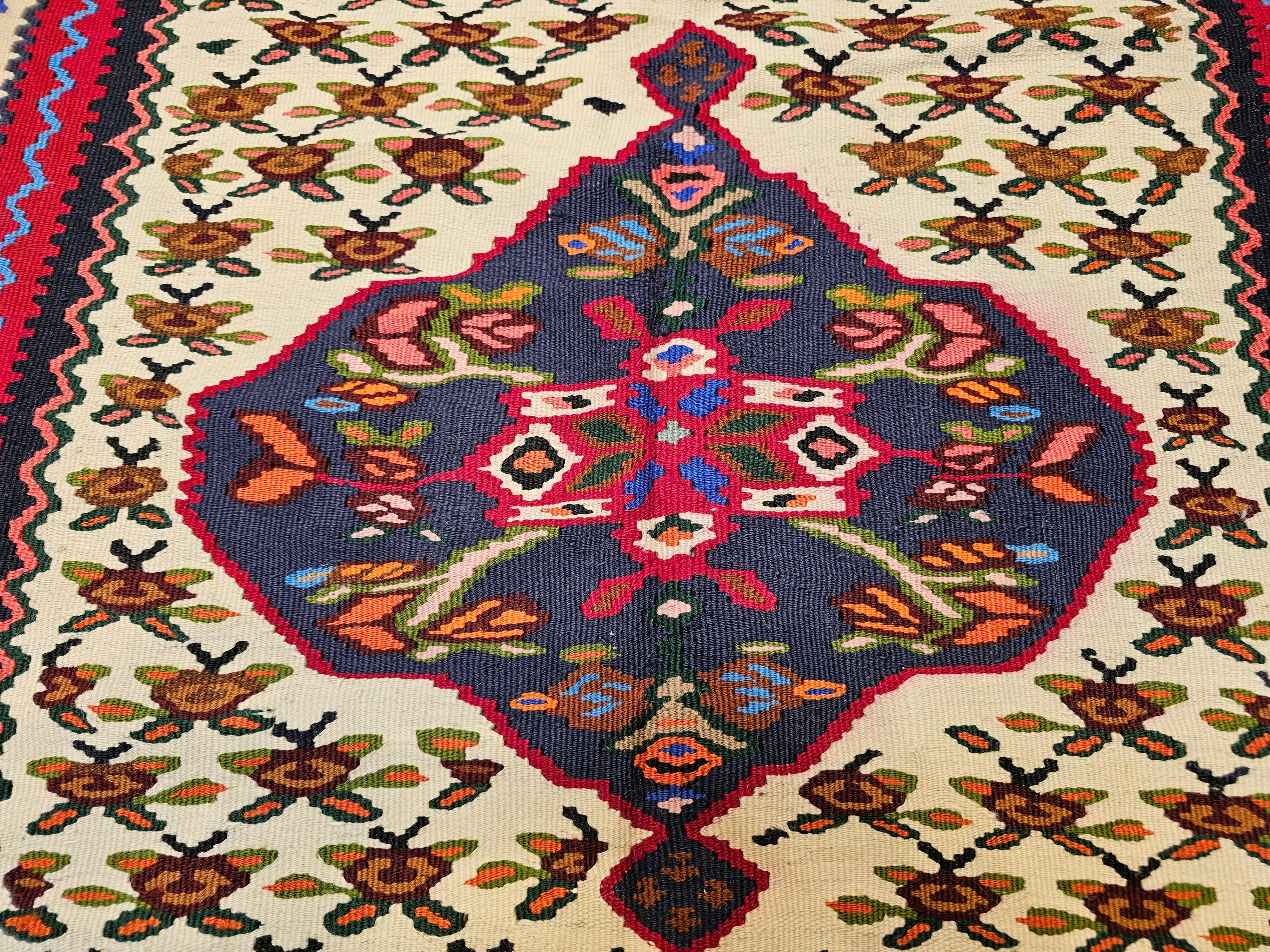 Vintage Persian Senneh Kilim Area Rug con design geometrico in avorio, rosso, blu in vendita 1
