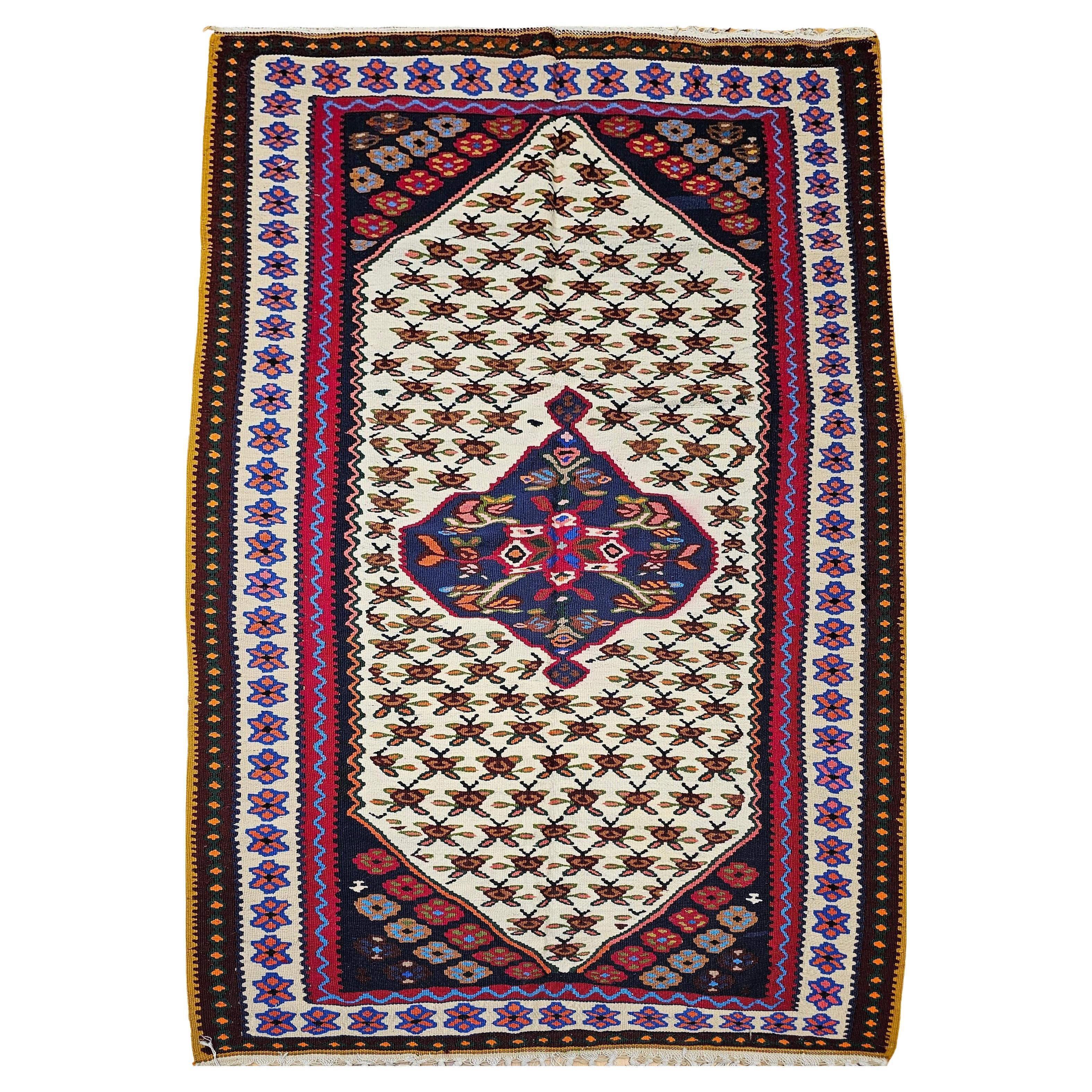 Vintage Persian Senneh Kilim Area Rug con design geometrico in avorio, rosso, blu