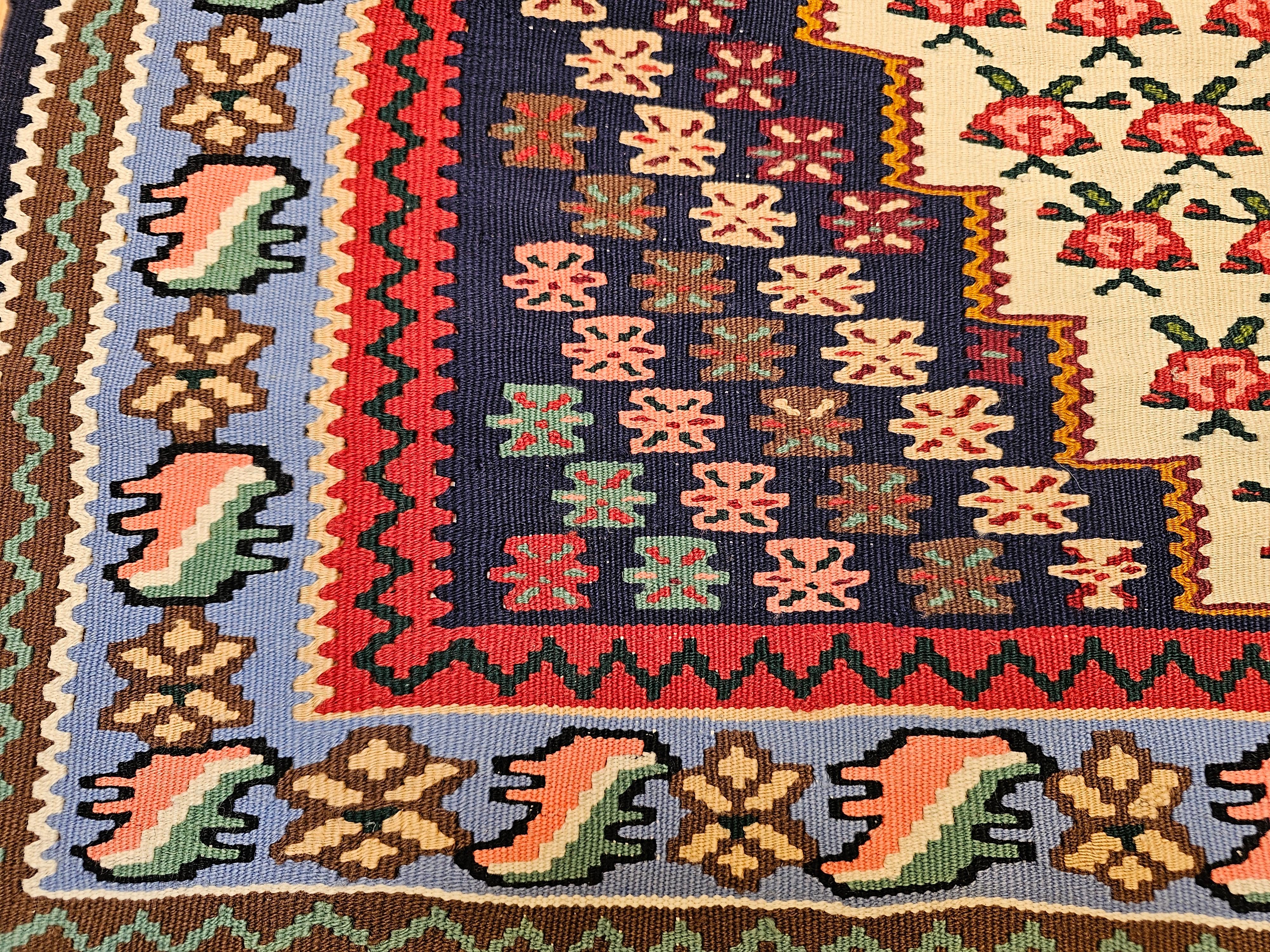 Tappeto persiano vintage Senneh Kilim con motivo geometrico in rosso, blu e avorio in vendita 3