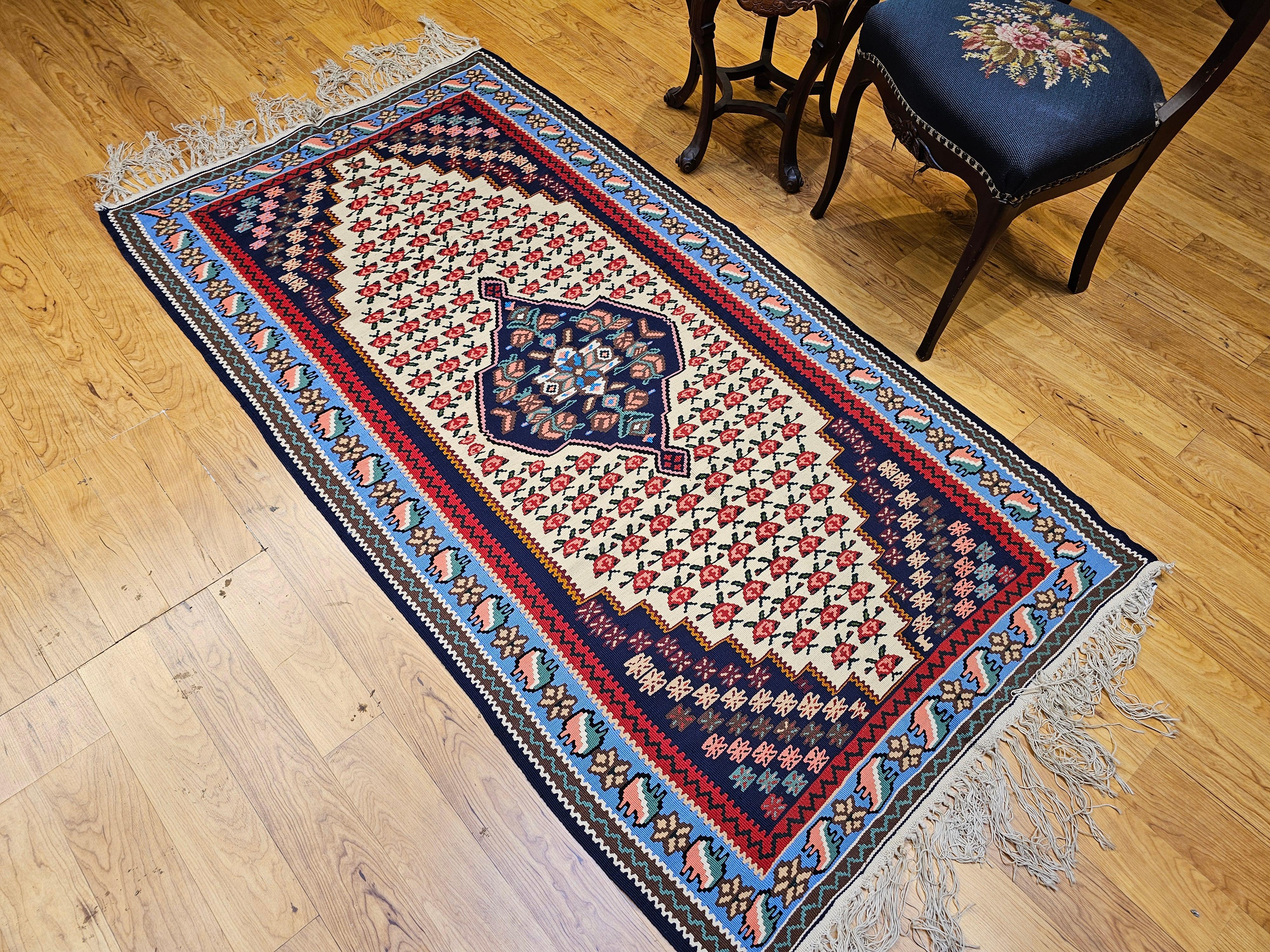 Tappeto persiano vintage Senneh Kilim con motivo geometrico in rosso, blu e avorio in vendita 4