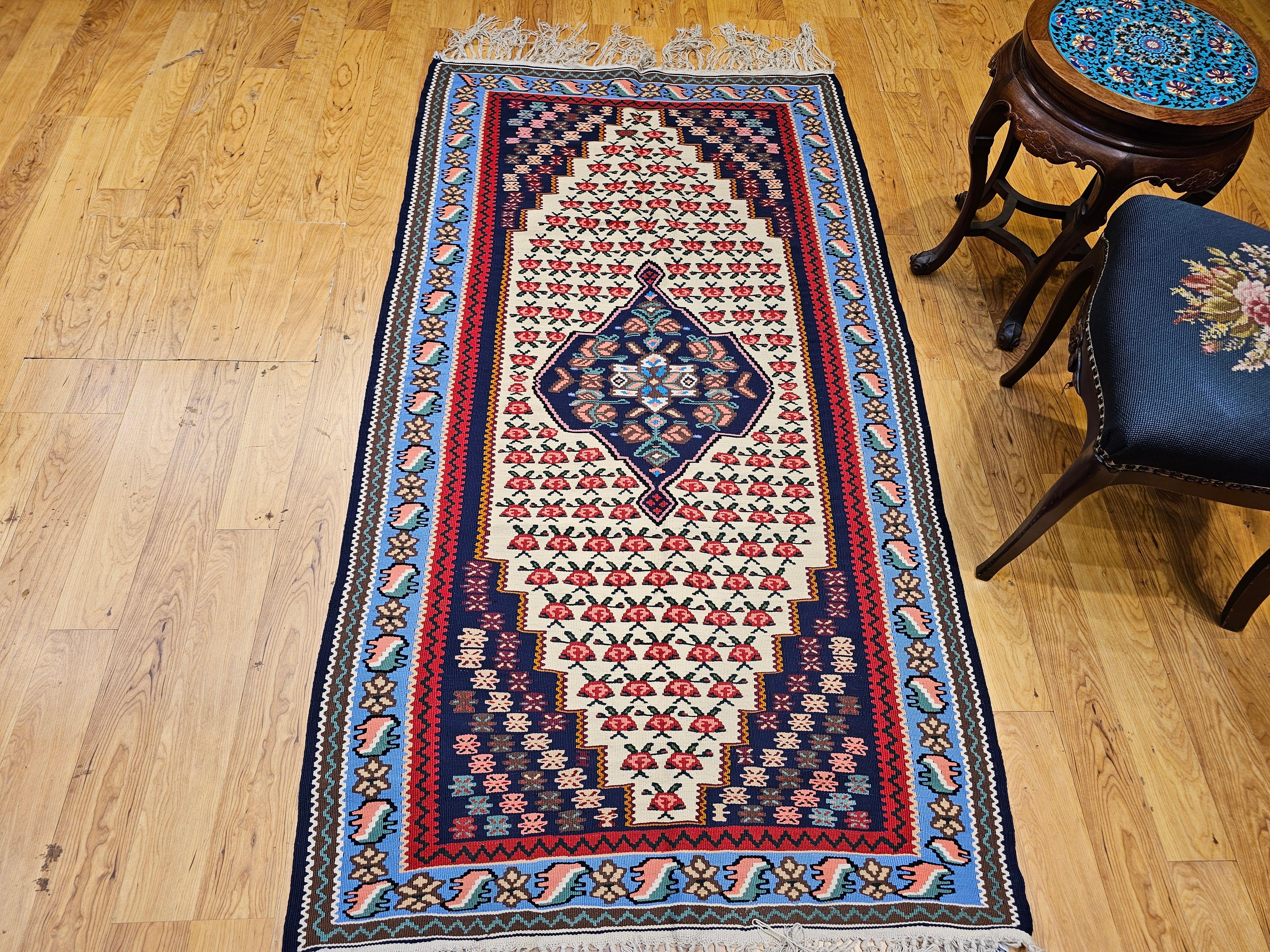 Tappeto persiano vintage Senneh Kilim con motivo geometrico in rosso, blu e avorio in vendita 5