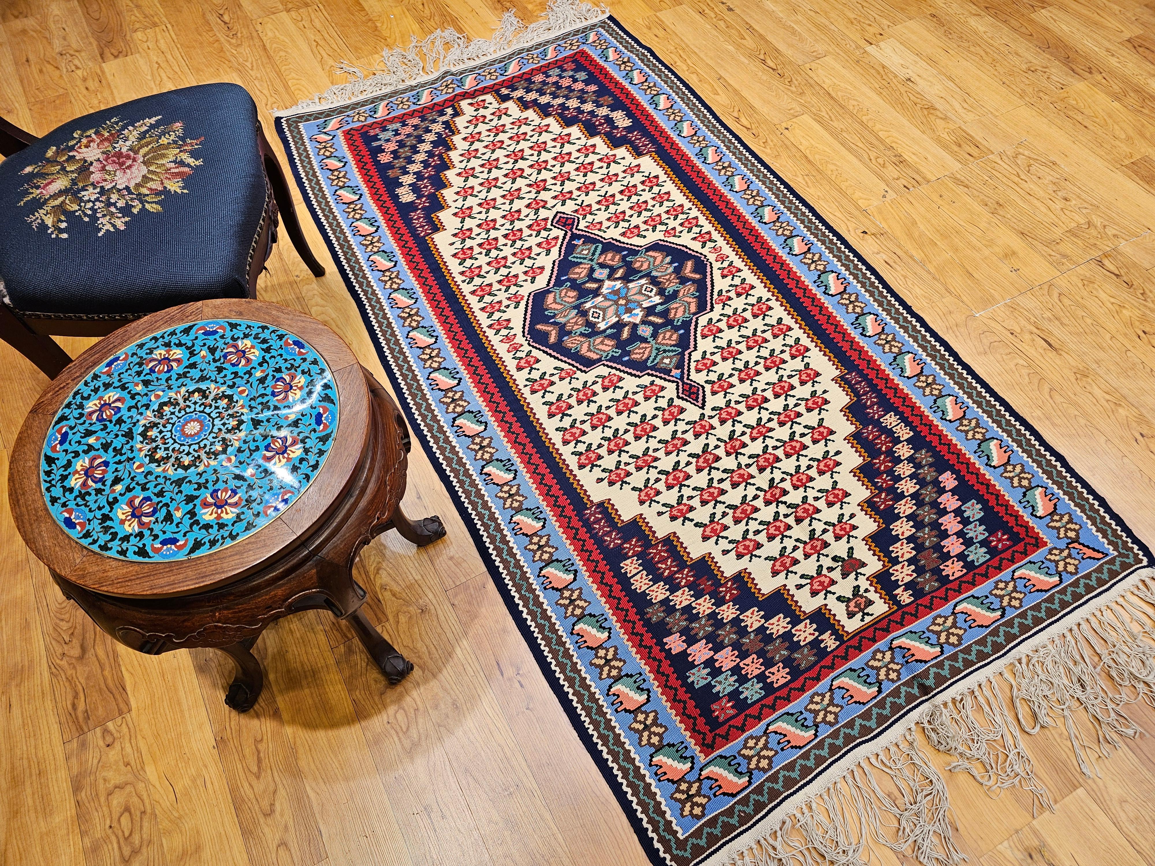 Tappeto persiano vintage Senneh Kilim con motivo geometrico in rosso, blu e avorio in vendita 8