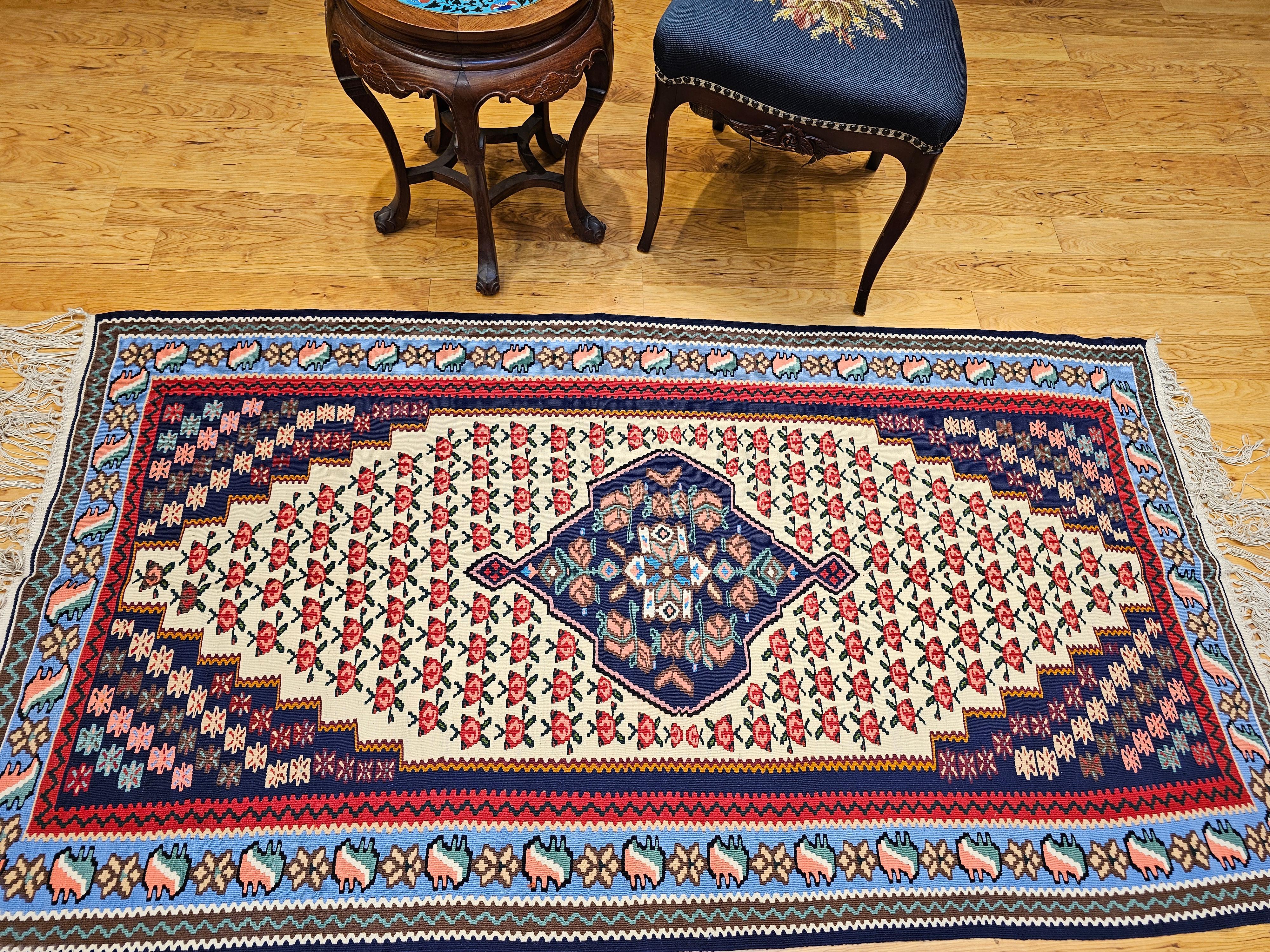 Tappeto persiano vintage Senneh Kilim con motivo geometrico in rosso, blu e avorio in vendita 7