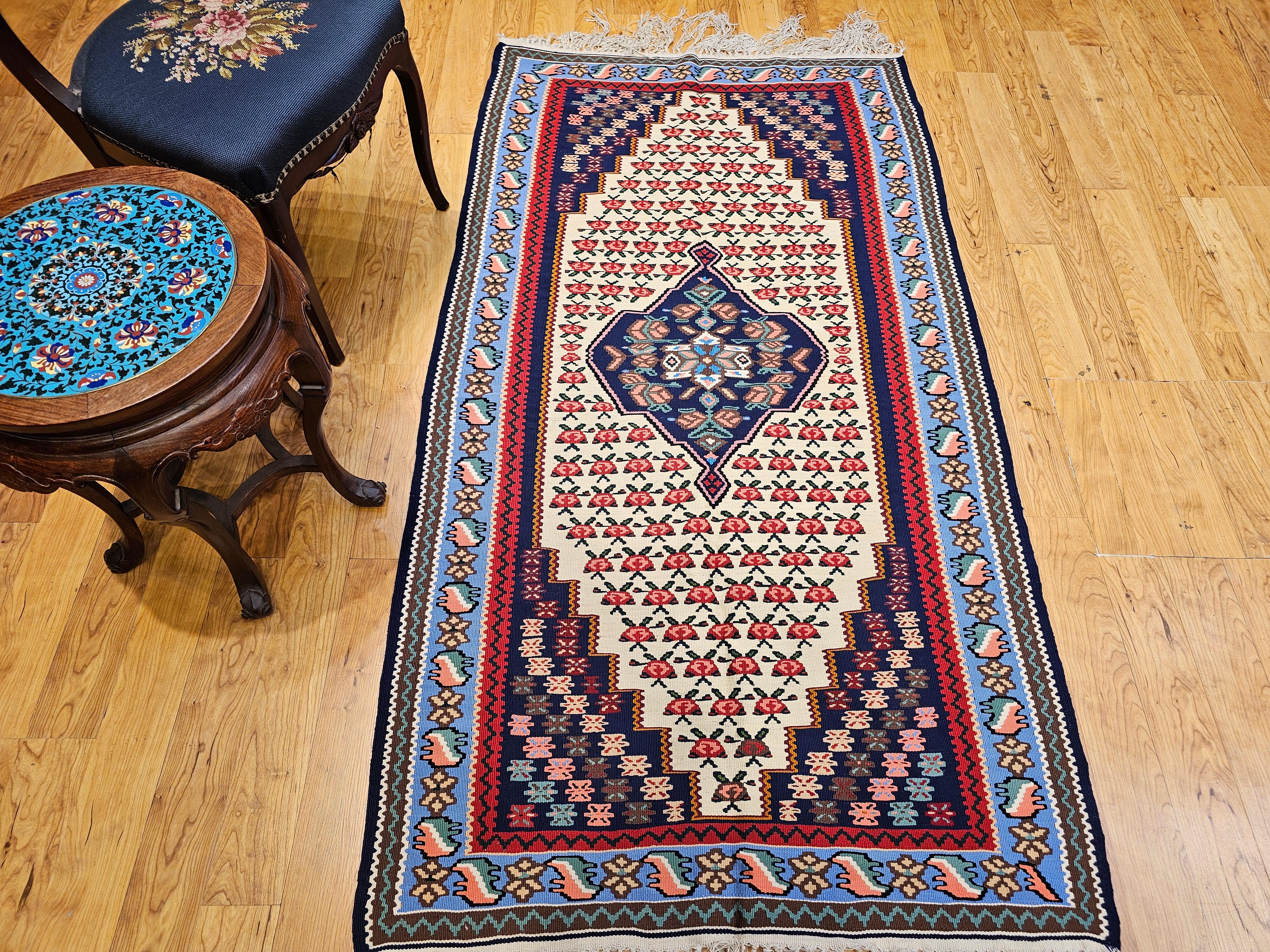 Tappeto persiano vintage Senneh Kilim con motivo geometrico in rosso, blu e avorio in vendita 9