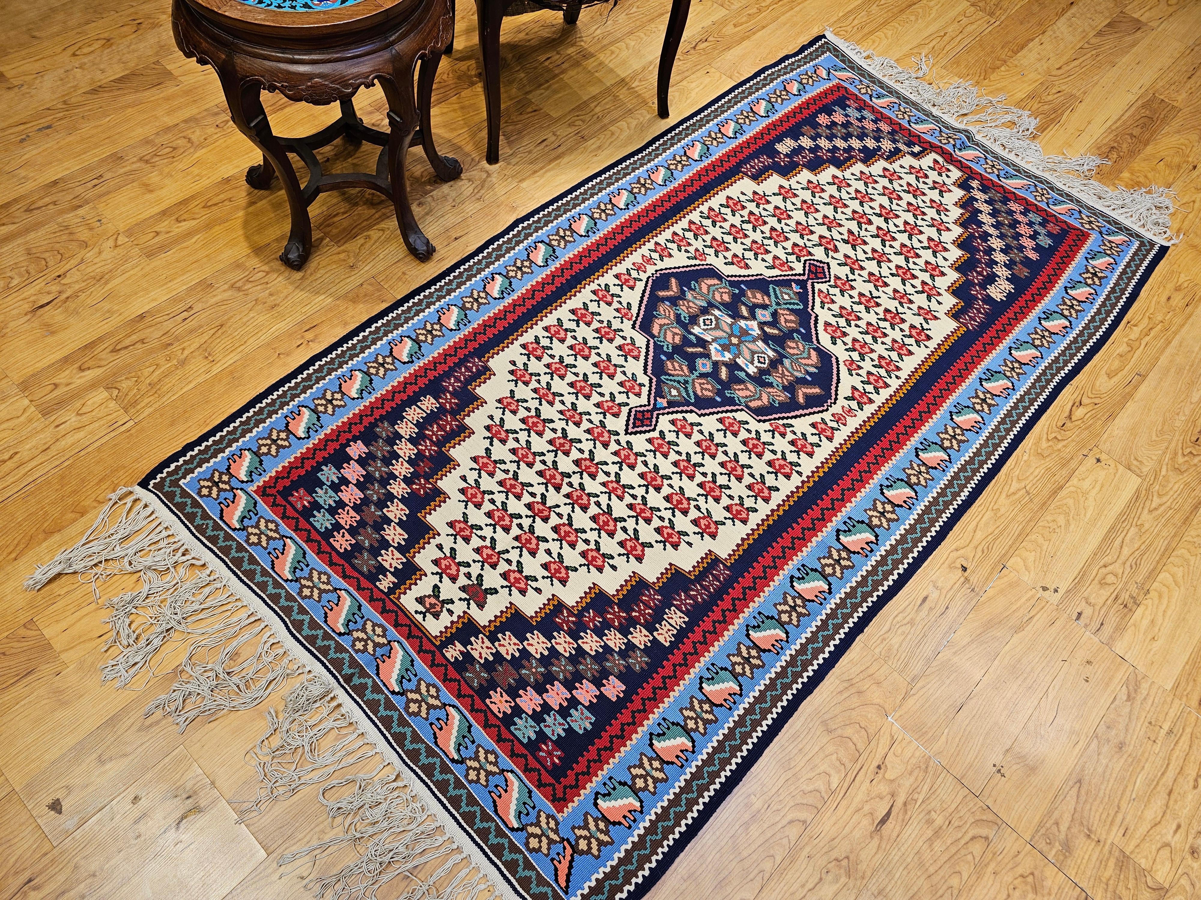 Tappeto persiano vintage Senneh Kilim con motivo geometrico in rosso, blu e avorio in vendita 10
