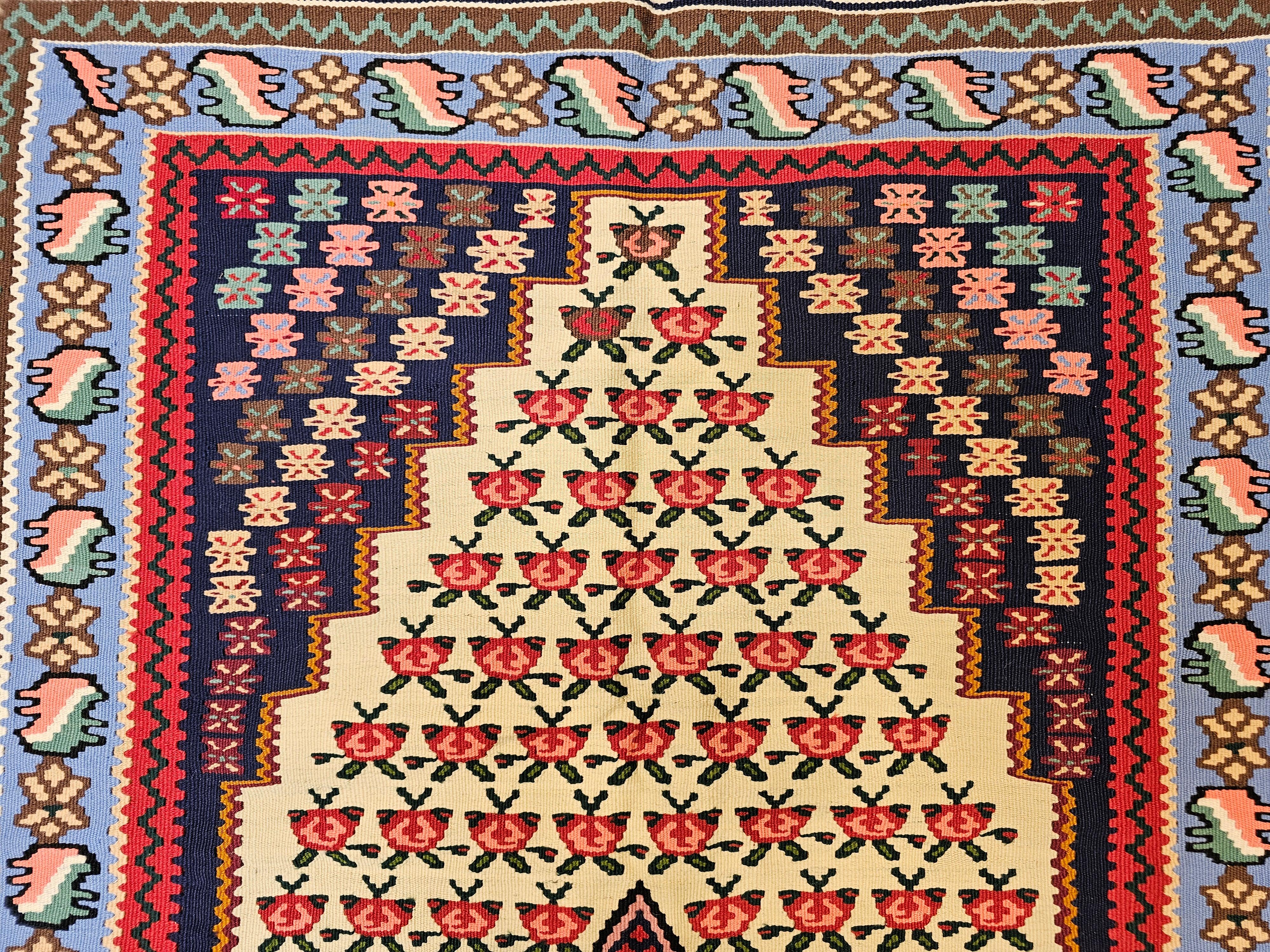 Persiano Tappeto persiano vintage Senneh Kilim con motivo geometrico in rosso, blu e avorio in vendita