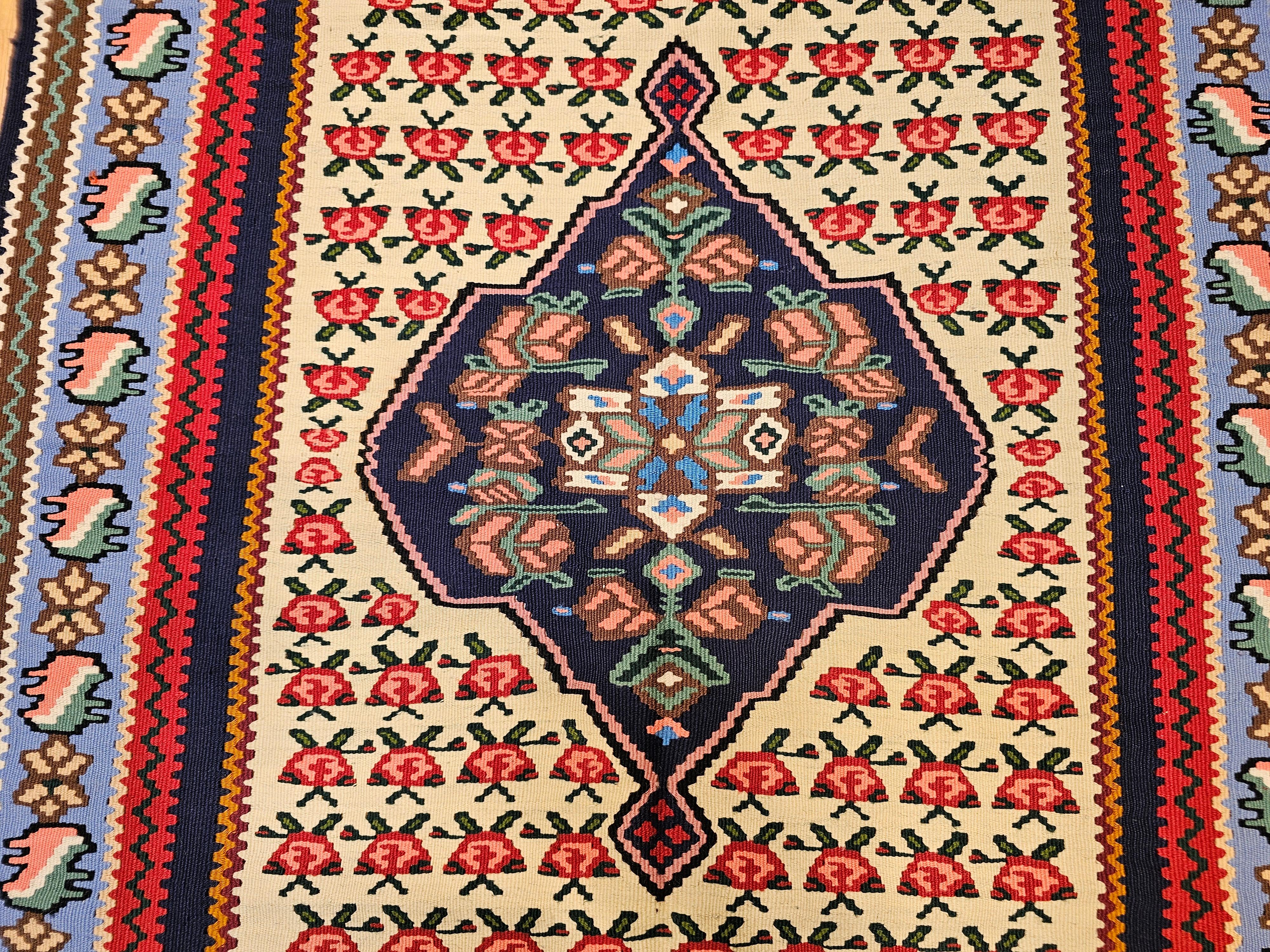 Tintura vegetale Tappeto persiano vintage Senneh Kilim con motivo geometrico in rosso, blu e avorio in vendita
